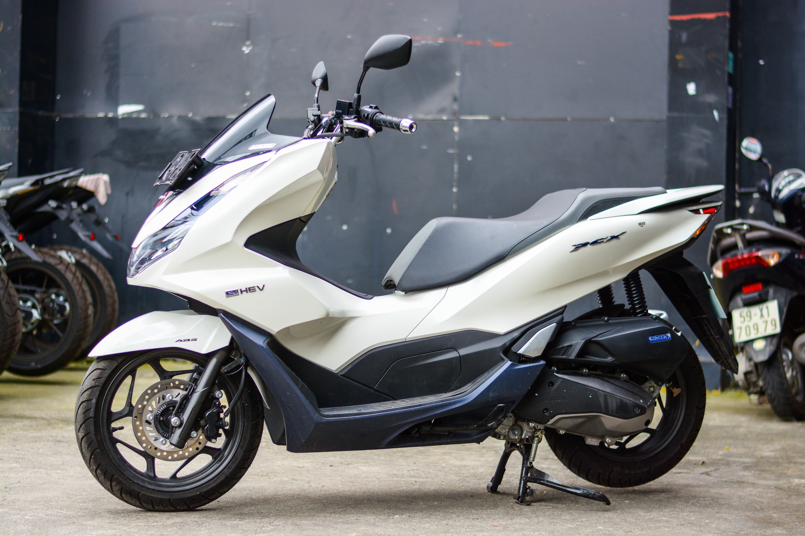 Honda PCX e:HEV gia gan 100 trieu dong co de ban hinh anh