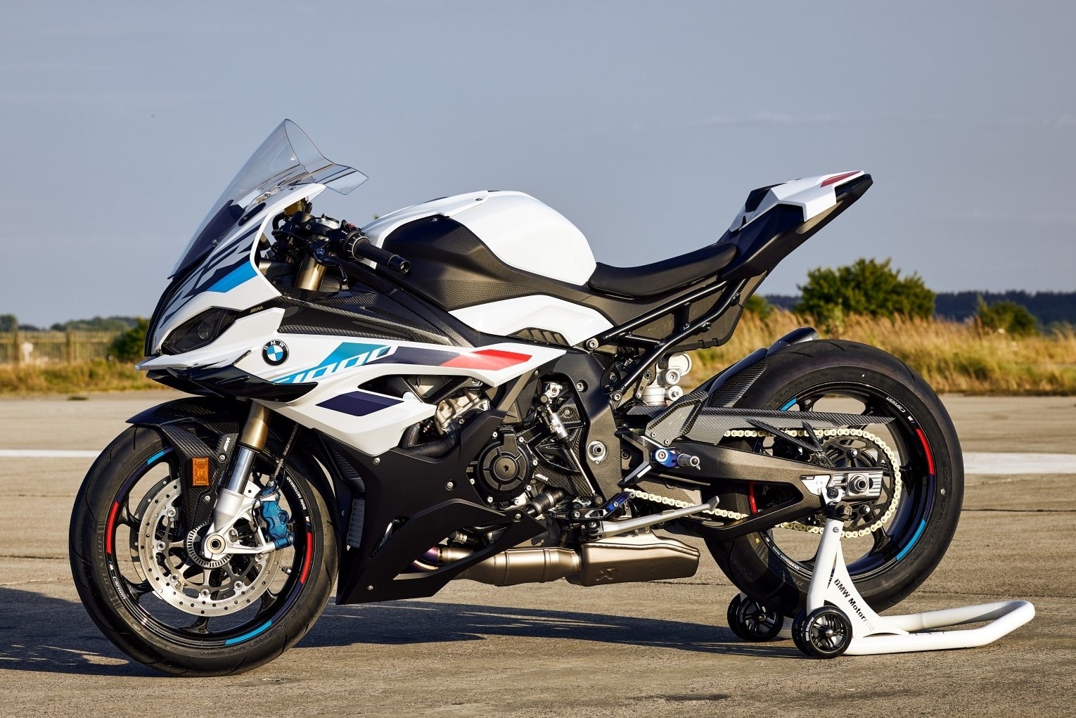 BMW S 1000 RR phien ban moi ra mat, trang bi them canh gio hinh anh