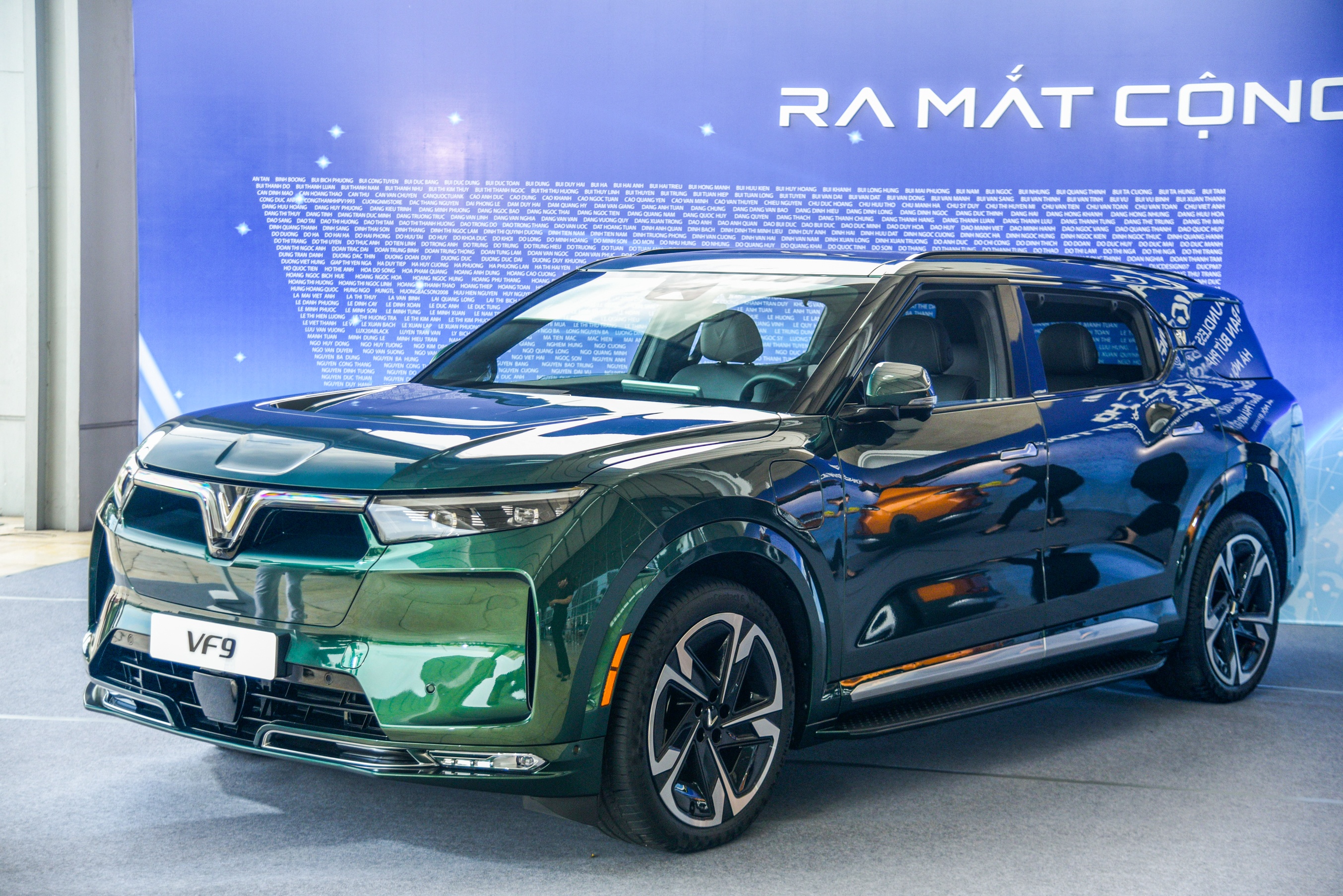 VinFast VF 9 trung bay anh 1