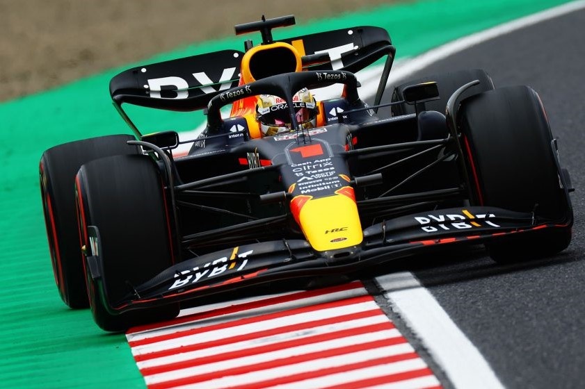Max Verstappen co pole tai Japanese GP, cach 0,01 giay voi Leclerc hinh anh