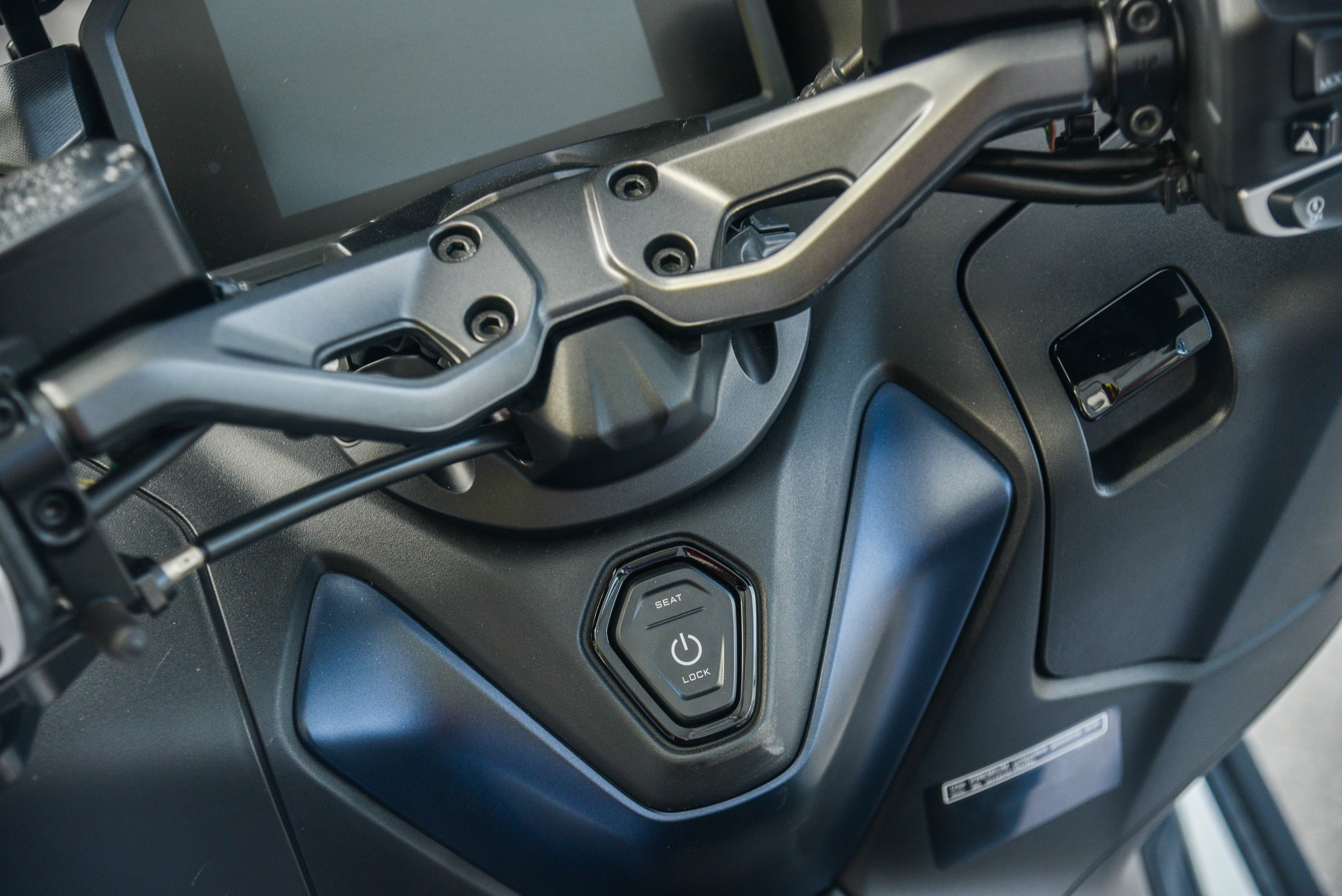 Can canh Yamaha TMAX 560 anh 5