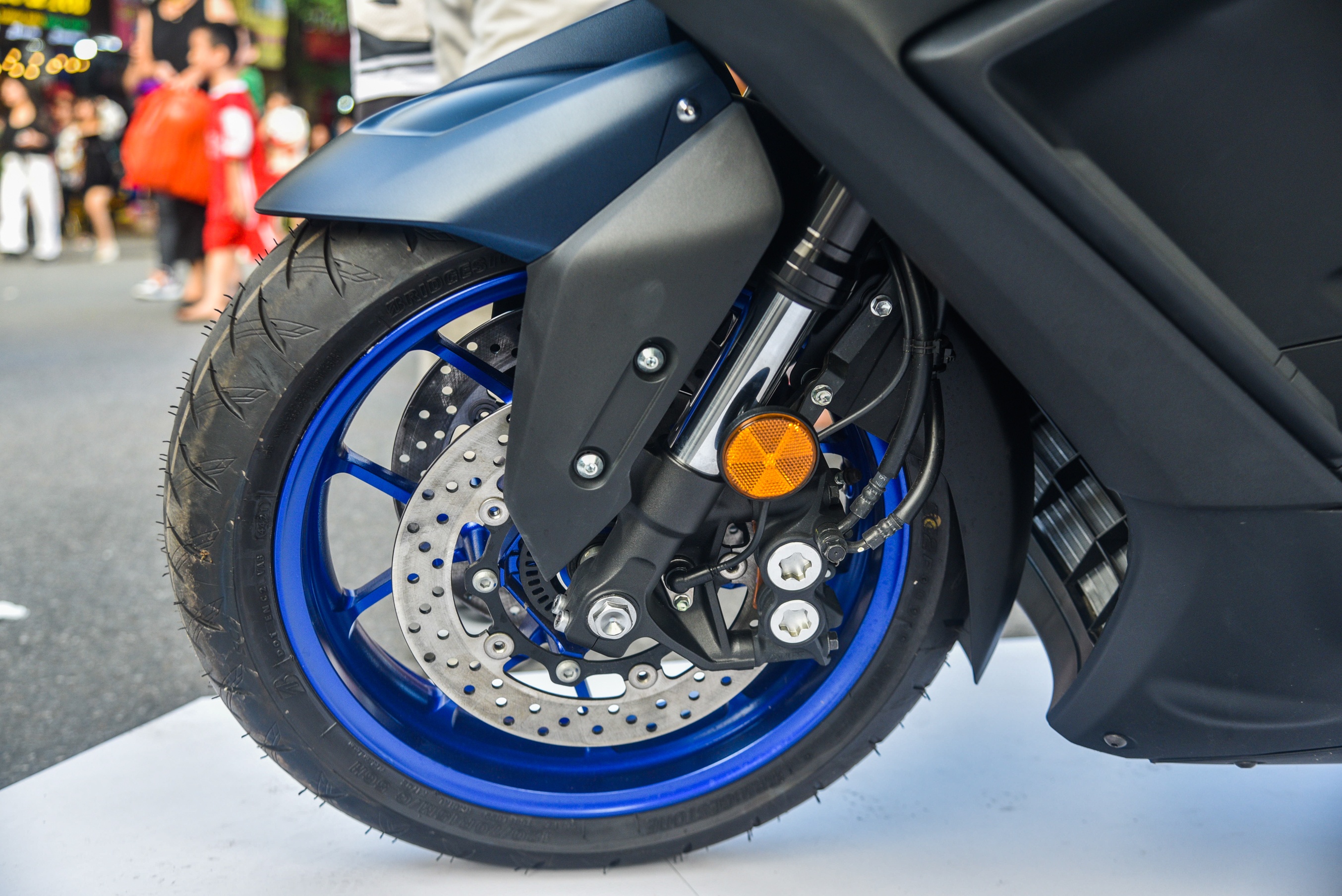 Can canh Yamaha TMAX 560 anh 3