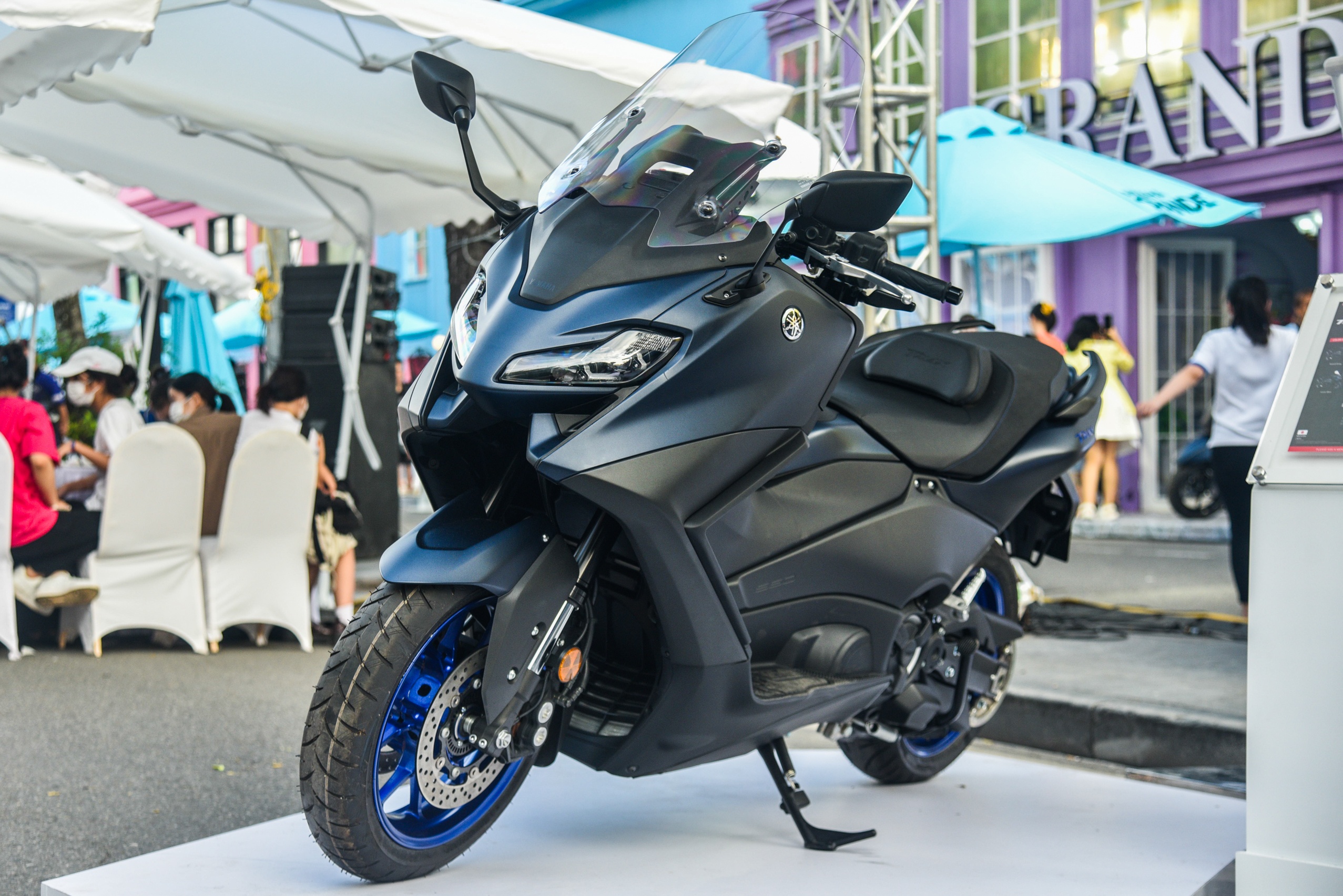 Can canh Yamaha TMAX 560, xe tay ga co lon gia ngang oto hinh anh