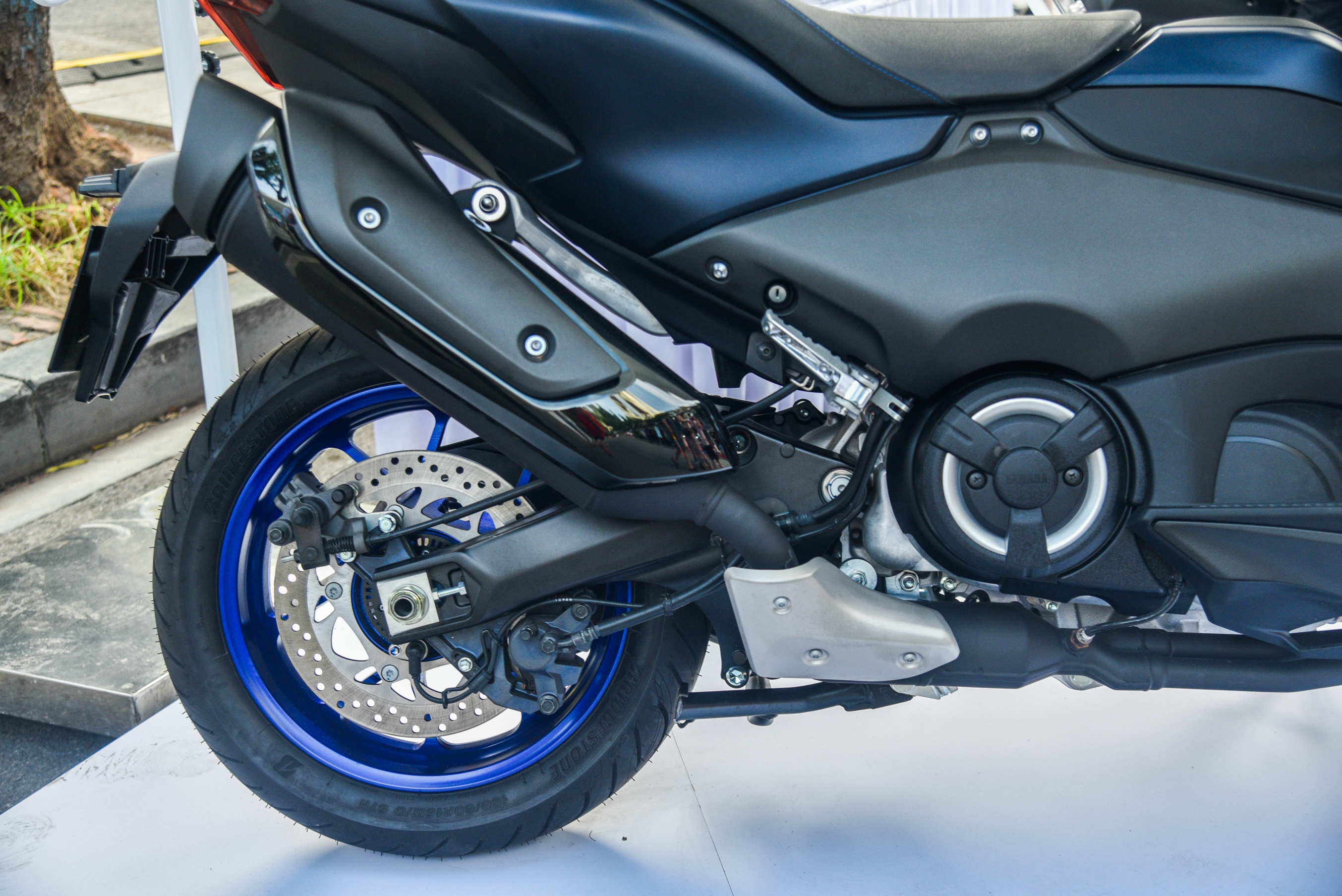 Can canh Yamaha TMAX 560 anh 8