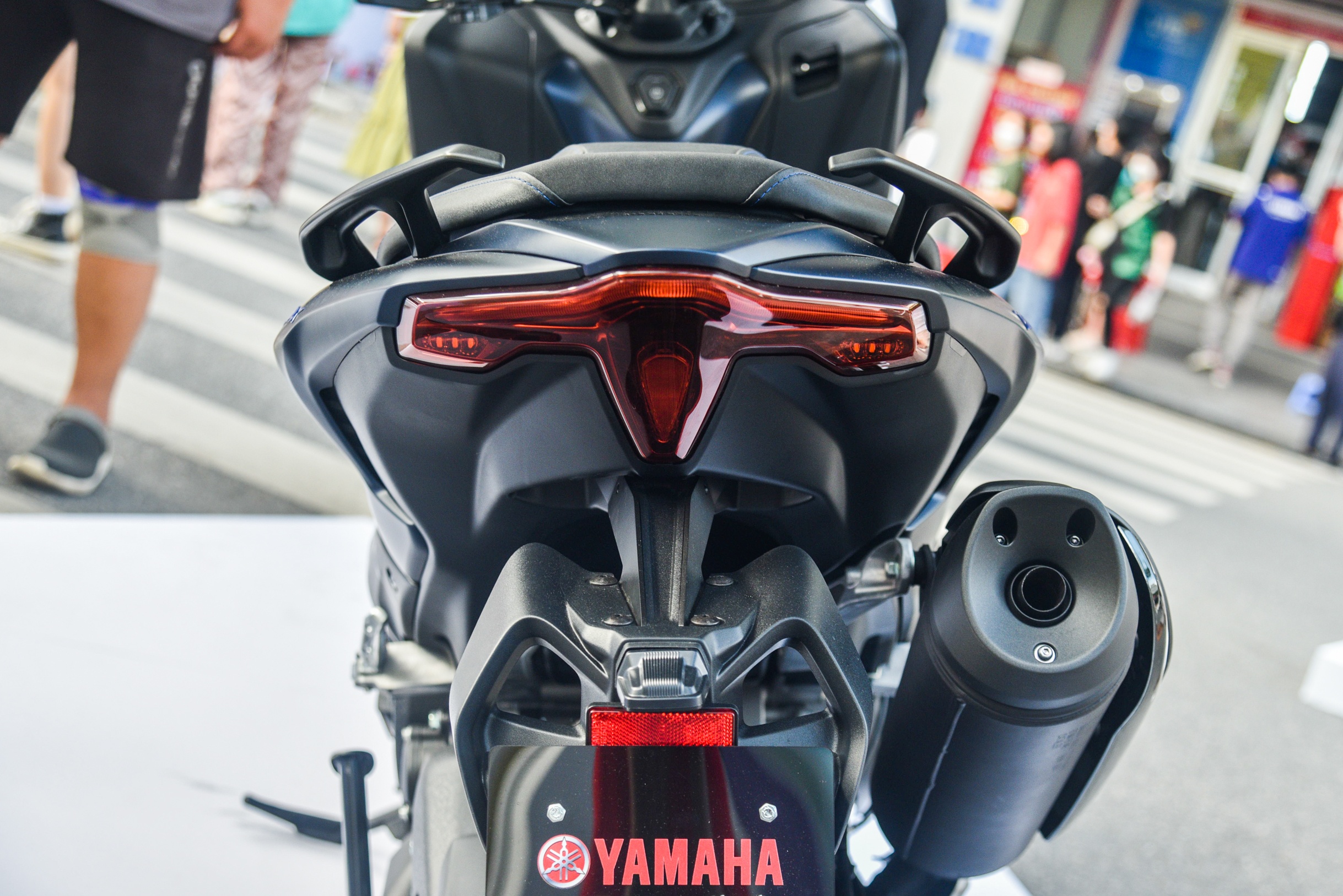 Can canh Yamaha TMAX 560 anh 7