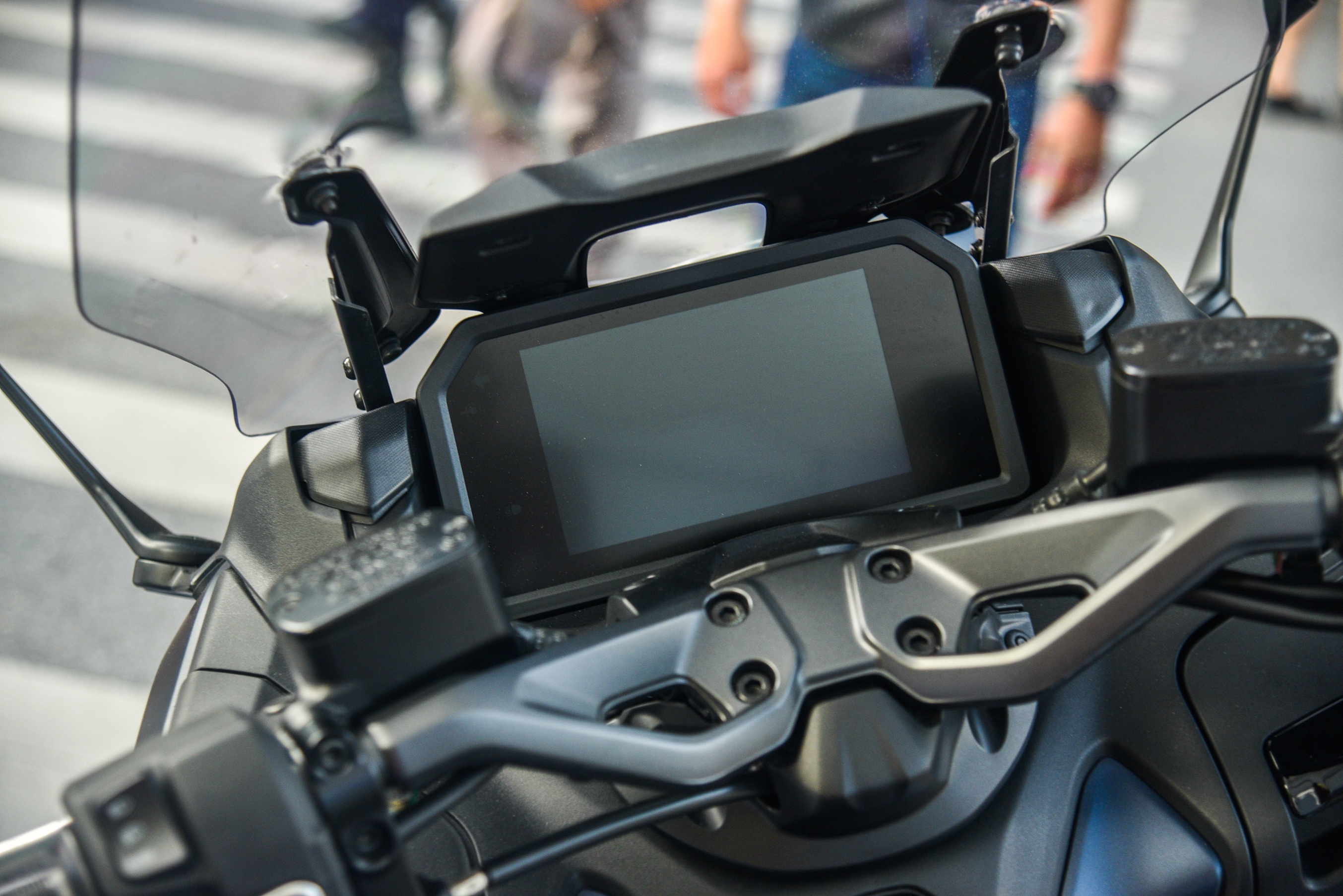 Can canh Yamaha TMAX 560 anh 4