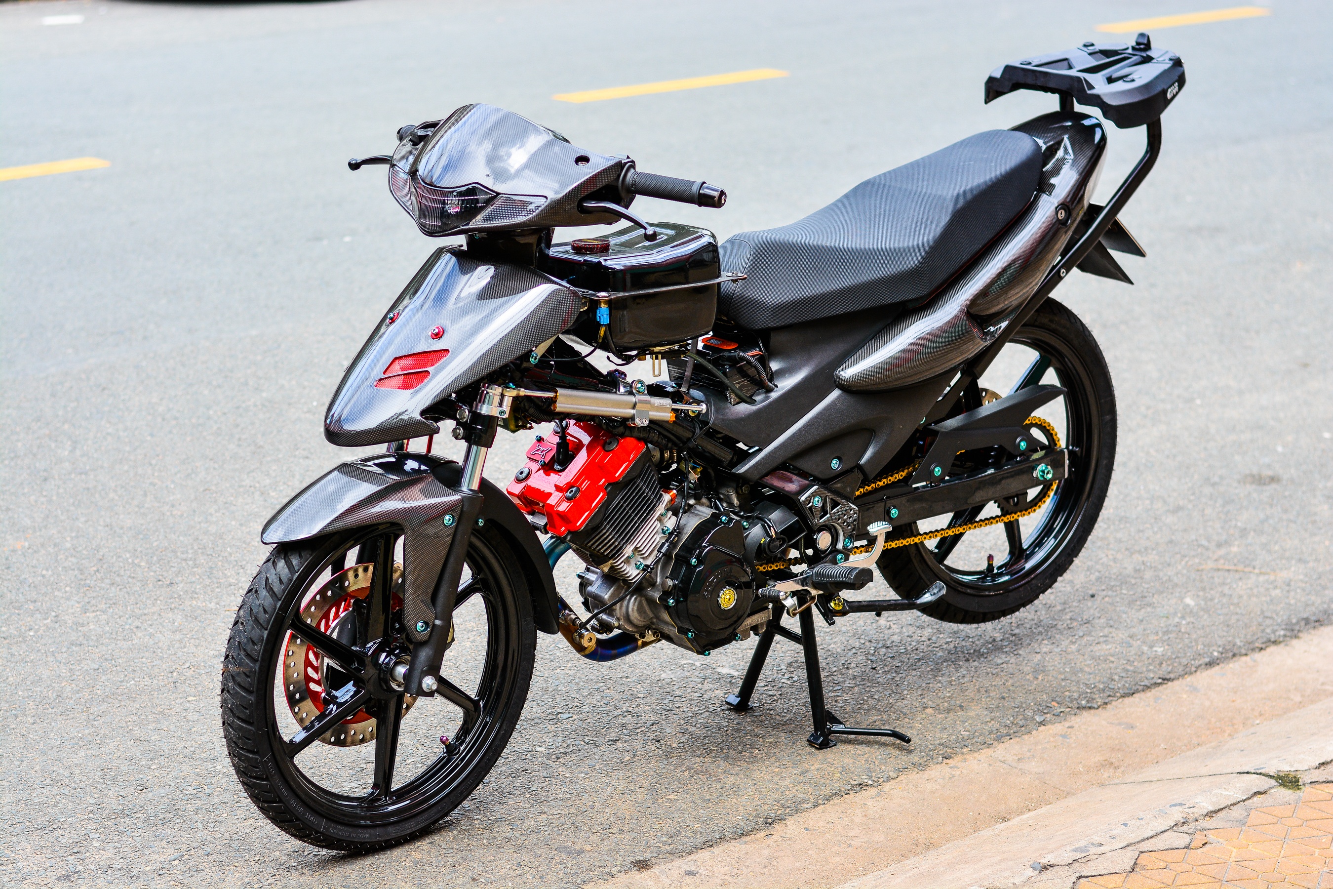 Suzuki FX nang cap 'dan ao' carbon gia tram trieu dong hinh anh