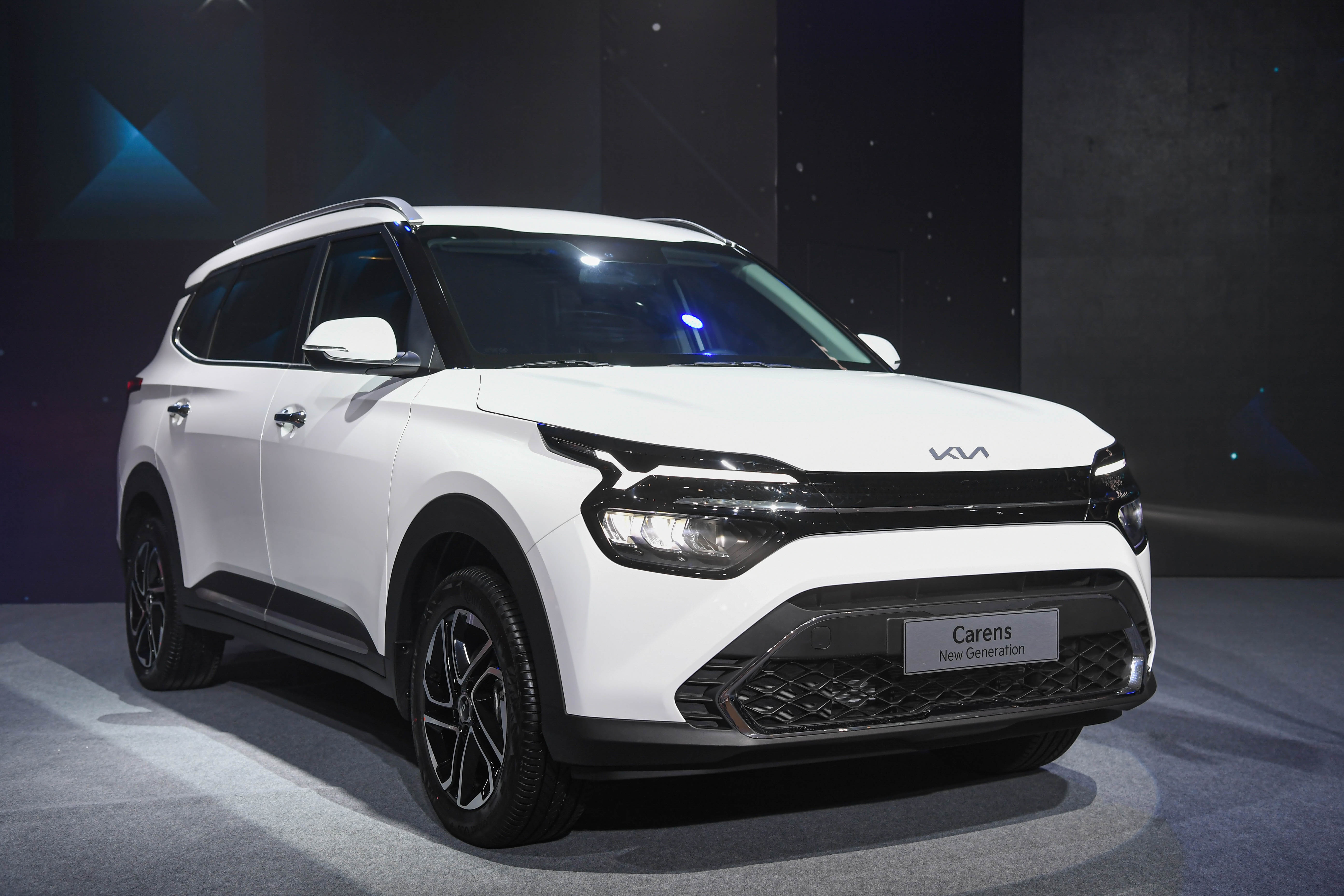 Kia Carens mo ban tai Viet Nam, re nhat 619 trieu dong hinh anh