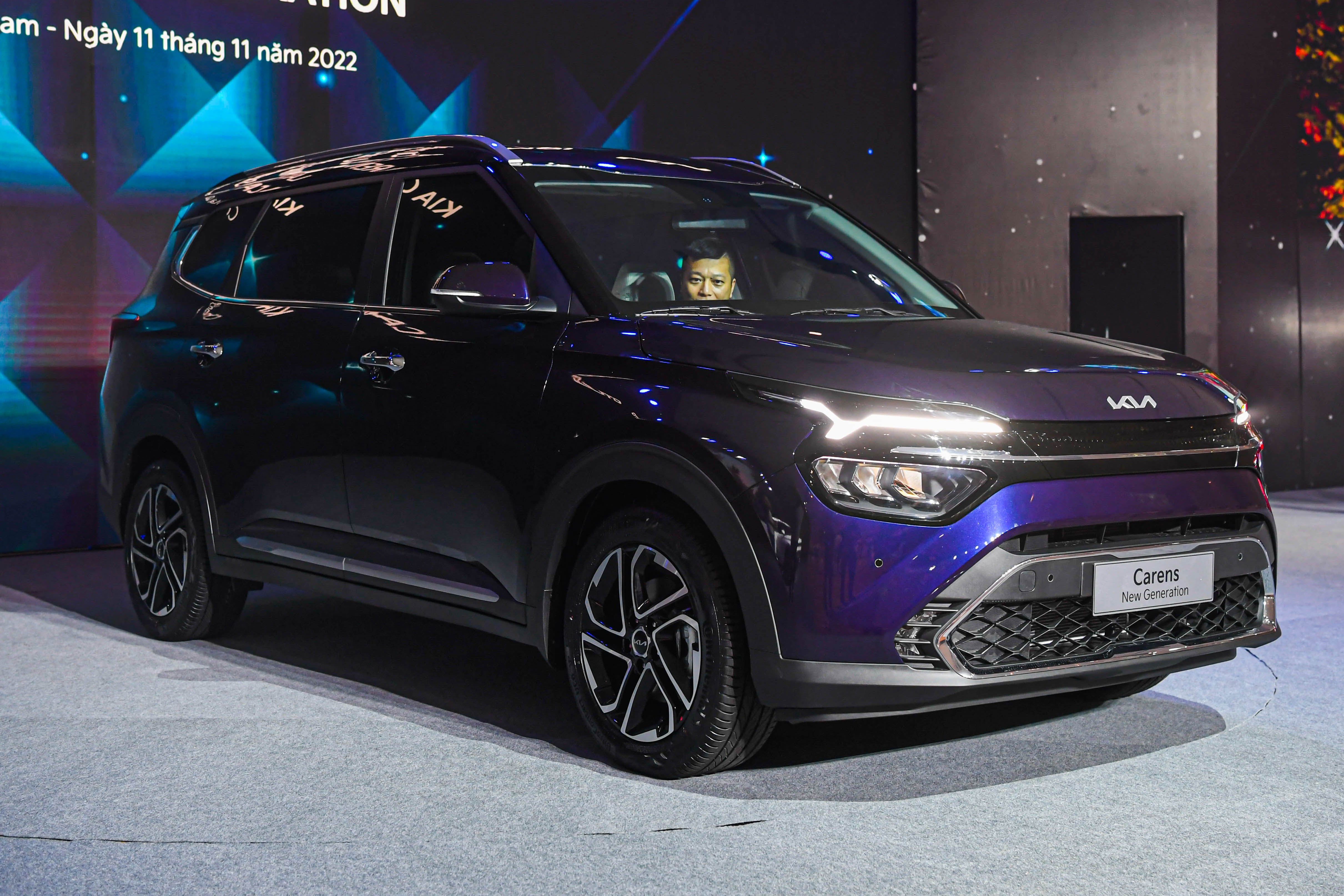 Chi tiet Kia Carens phien ban 849 trieu dong, chi co 6 cho ngoi hinh anh