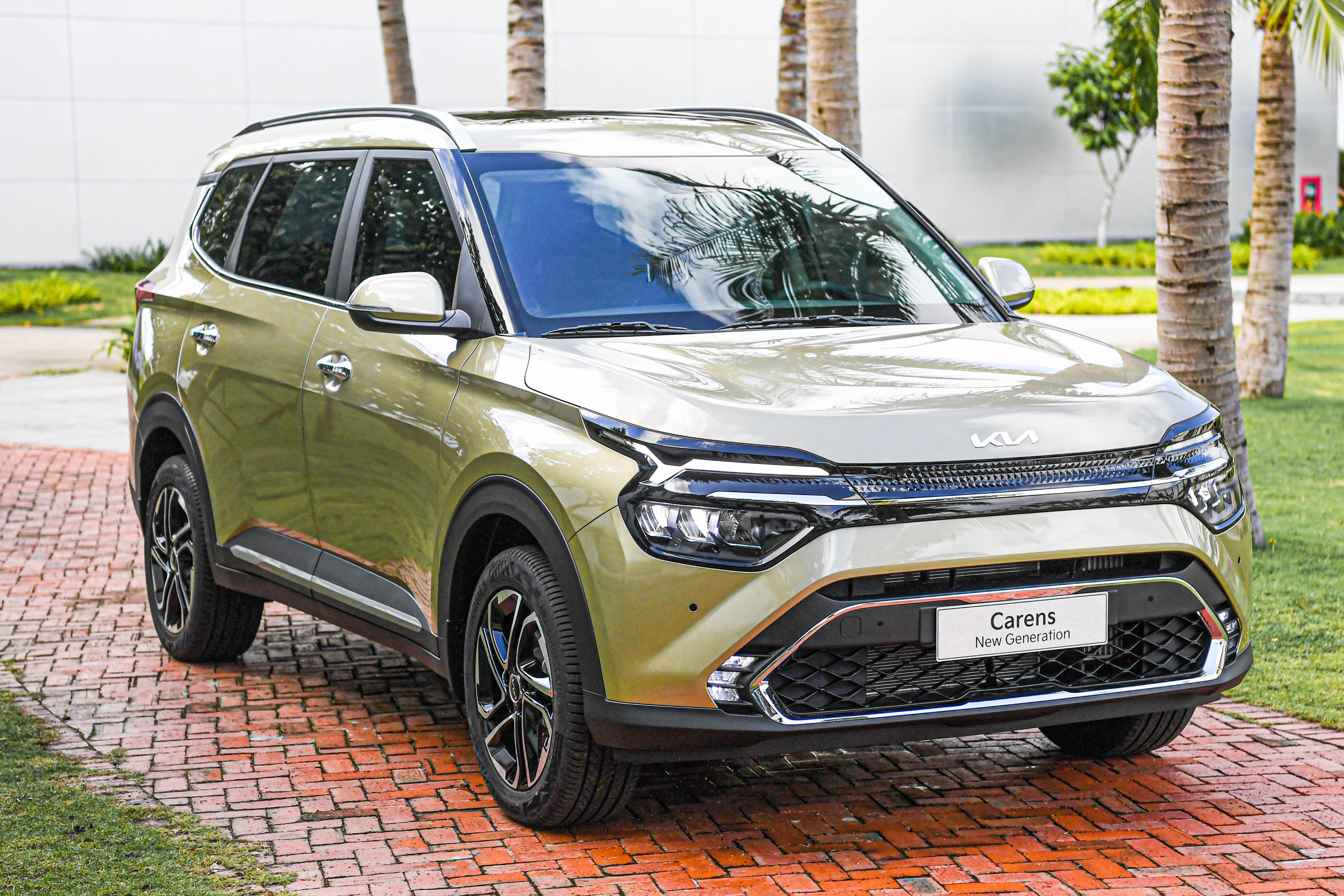 Chi tiet Kia Carens phien ban dat nhat: Dong co diesel, gia 859 trieu hinh anh