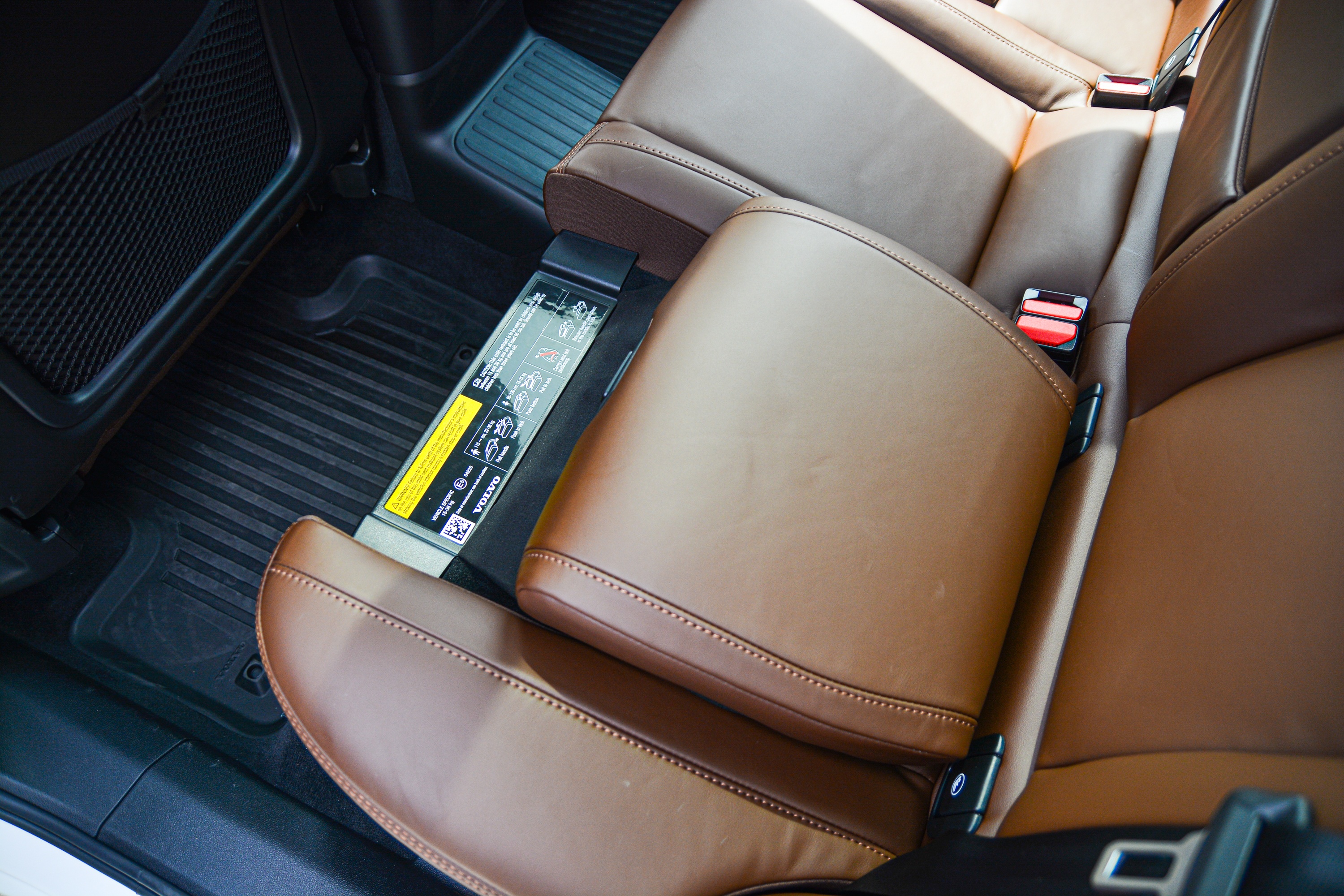 Can canh XC60 Recharge Ultimate anh 10