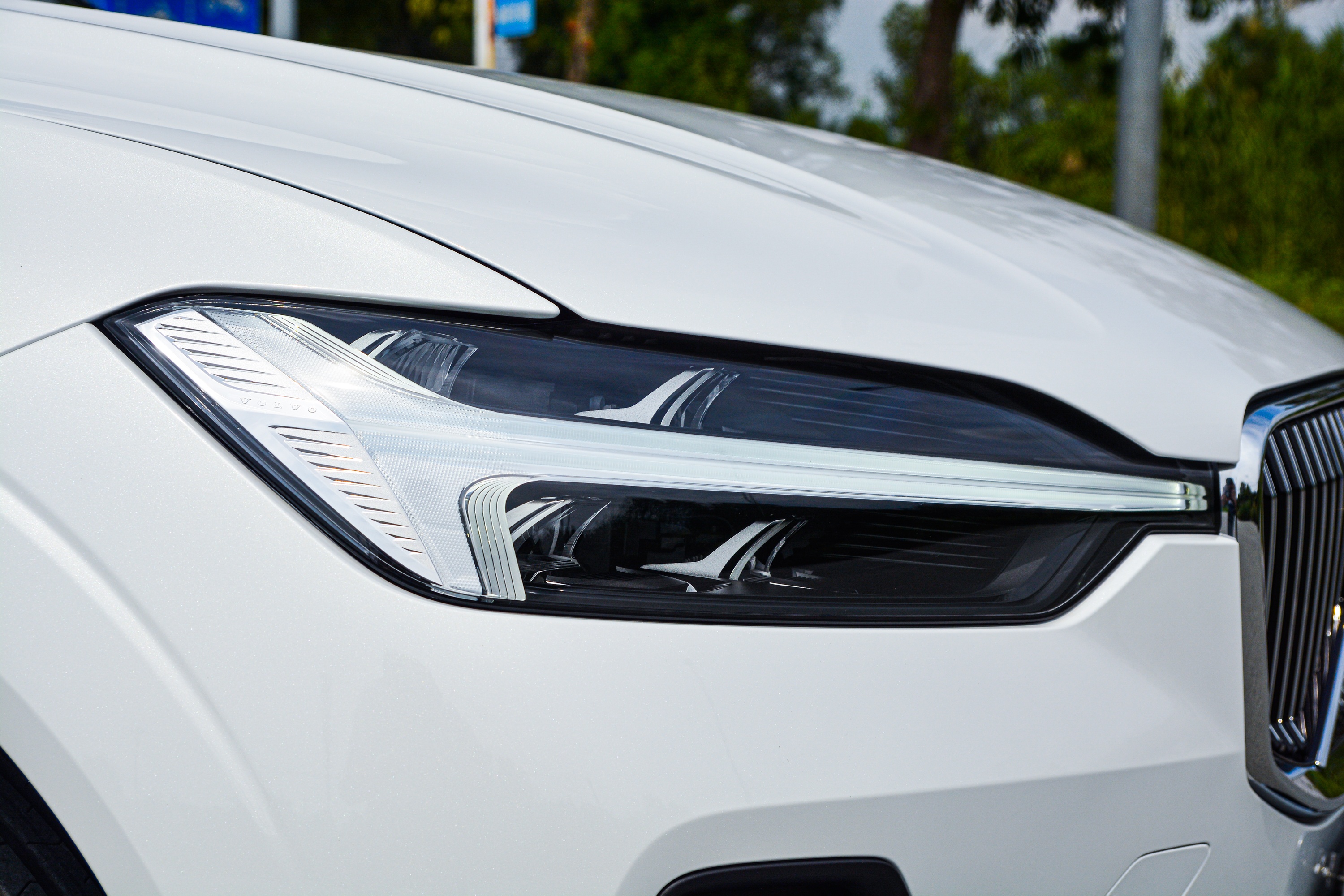 Can canh XC60 Recharge Ultimate anh 3