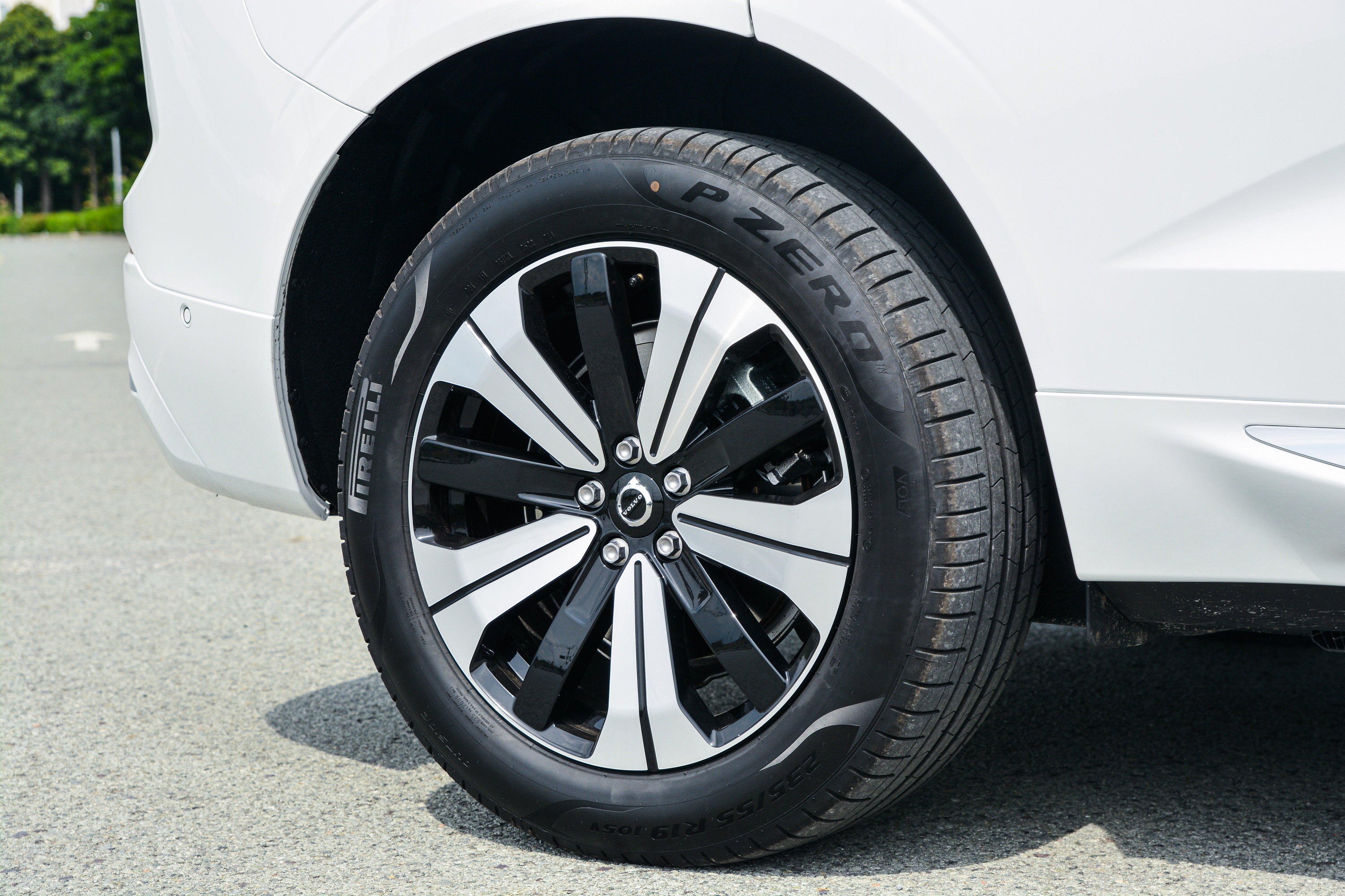 Can canh XC60 Recharge Ultimate anh 4