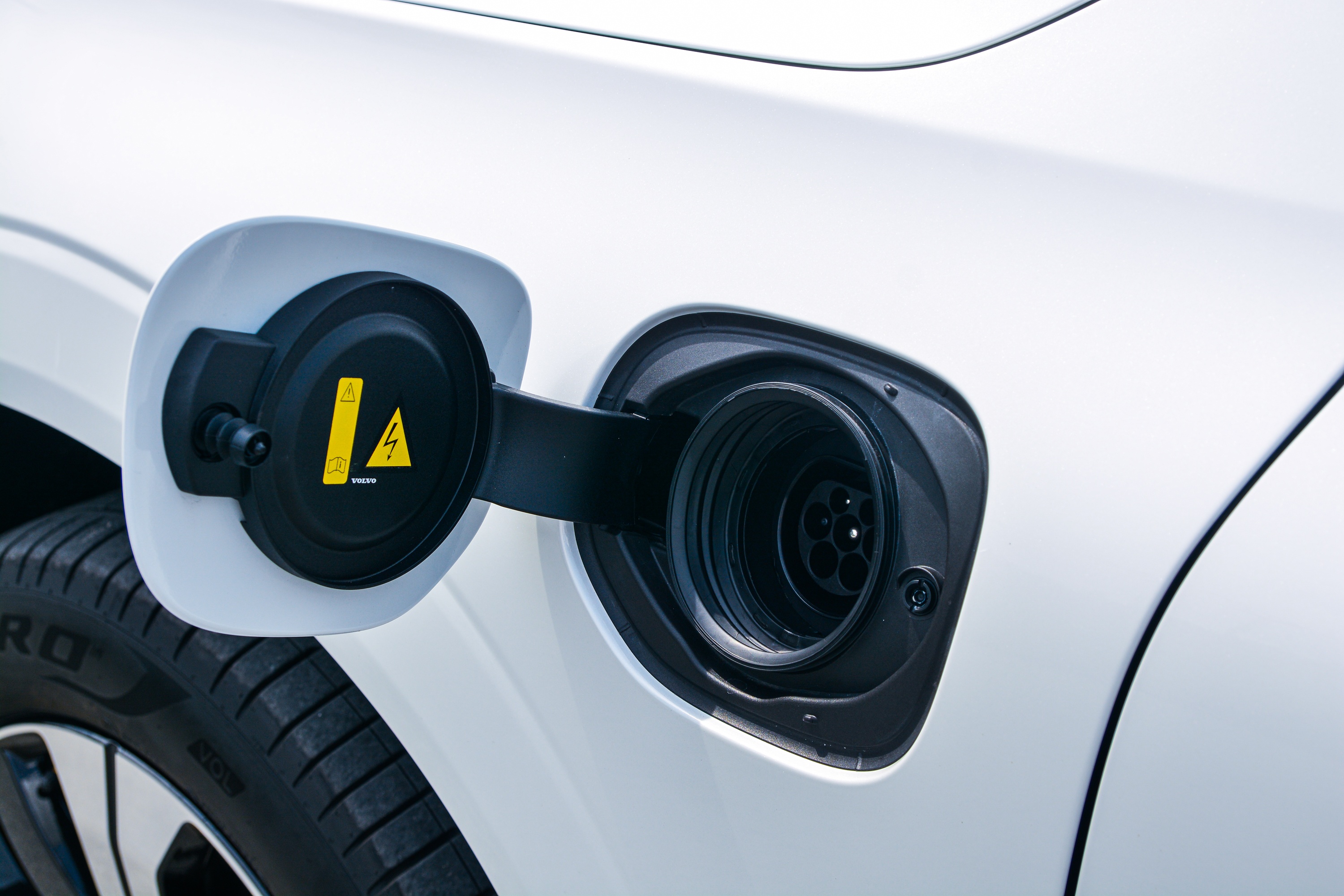 Can canh XC60 Recharge Ultimate anh 12