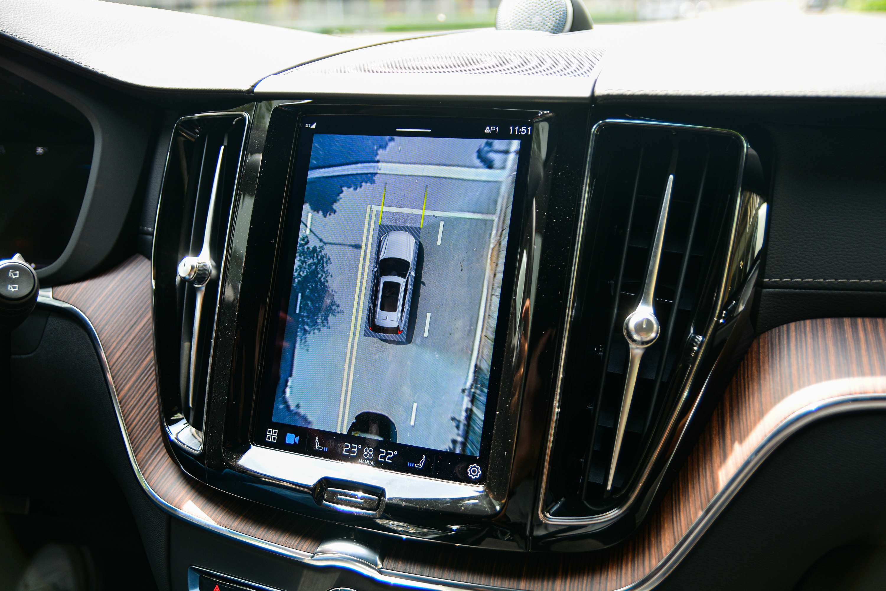 Can canh XC60 Recharge Ultimate anh 8