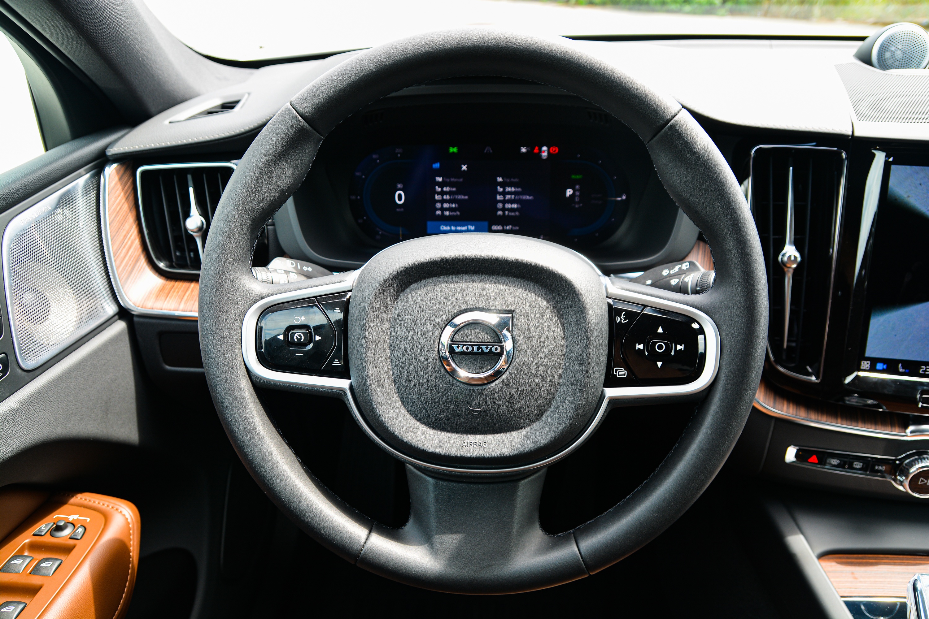 Can canh XC60 Recharge Ultimate anh 7