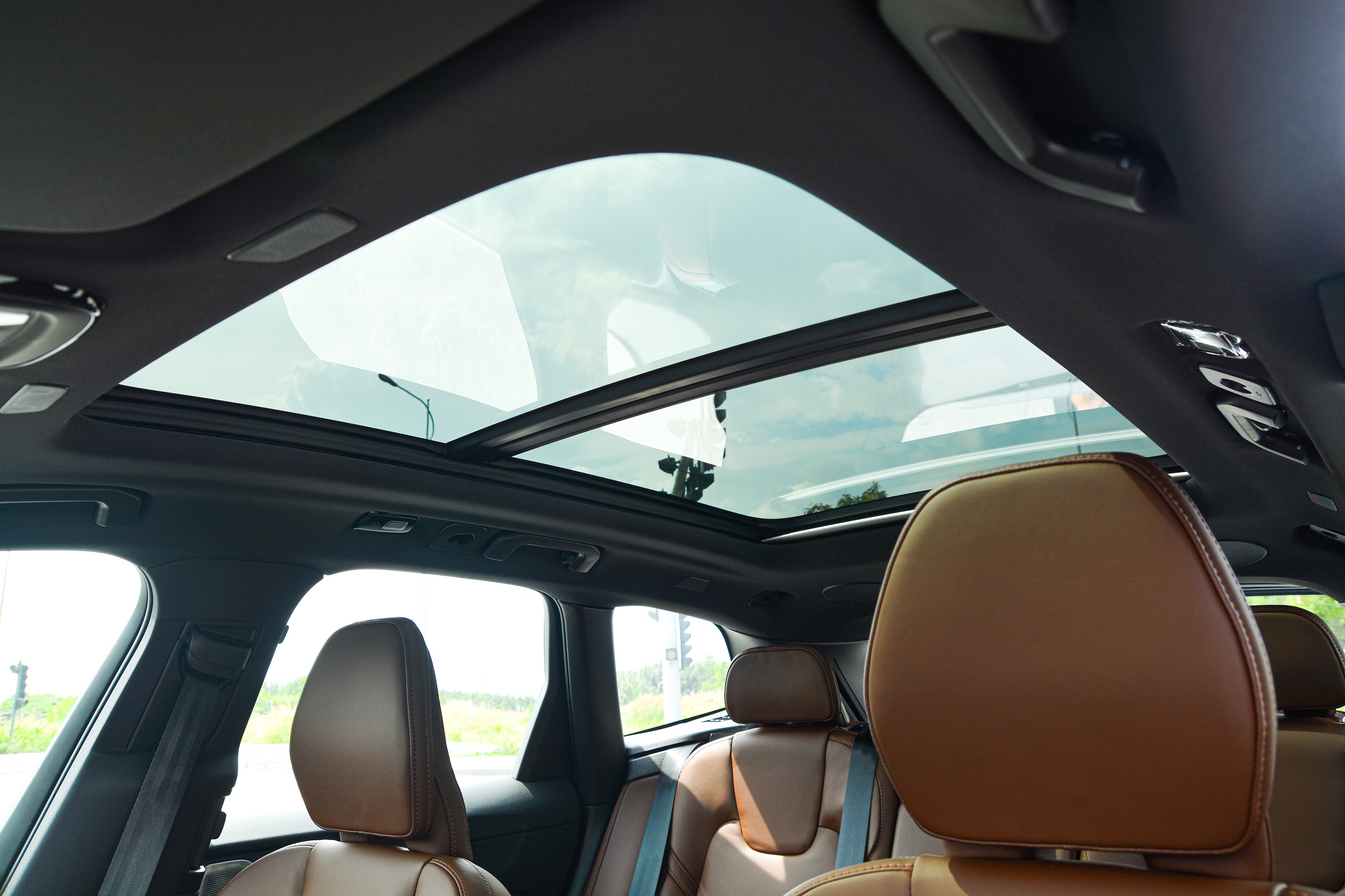 Can canh XC60 Recharge Ultimate anh 9