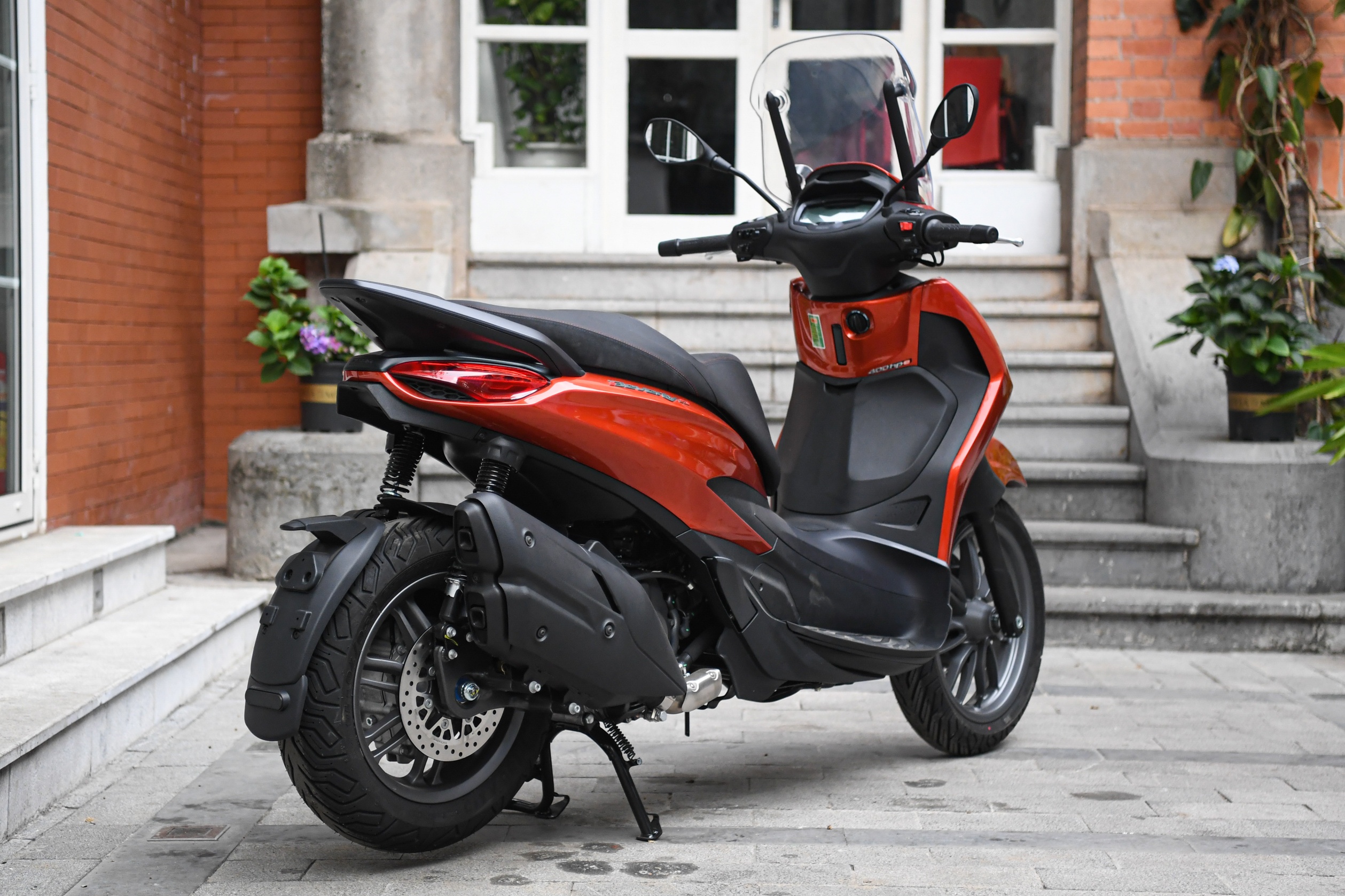 Piaggio Beverly doi thu SH350i anh 2