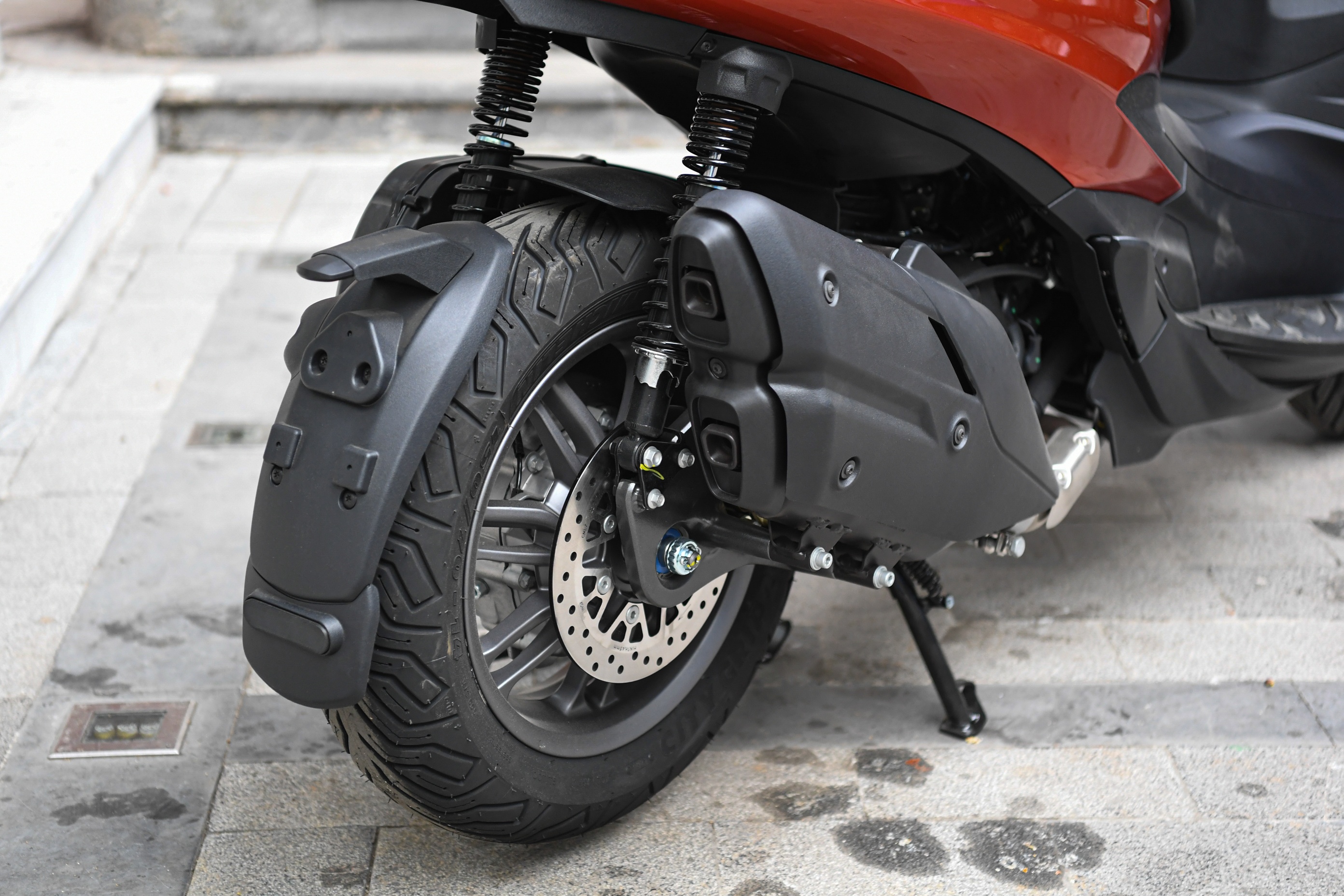 Piaggio Beverly doi thu SH350i anh 12