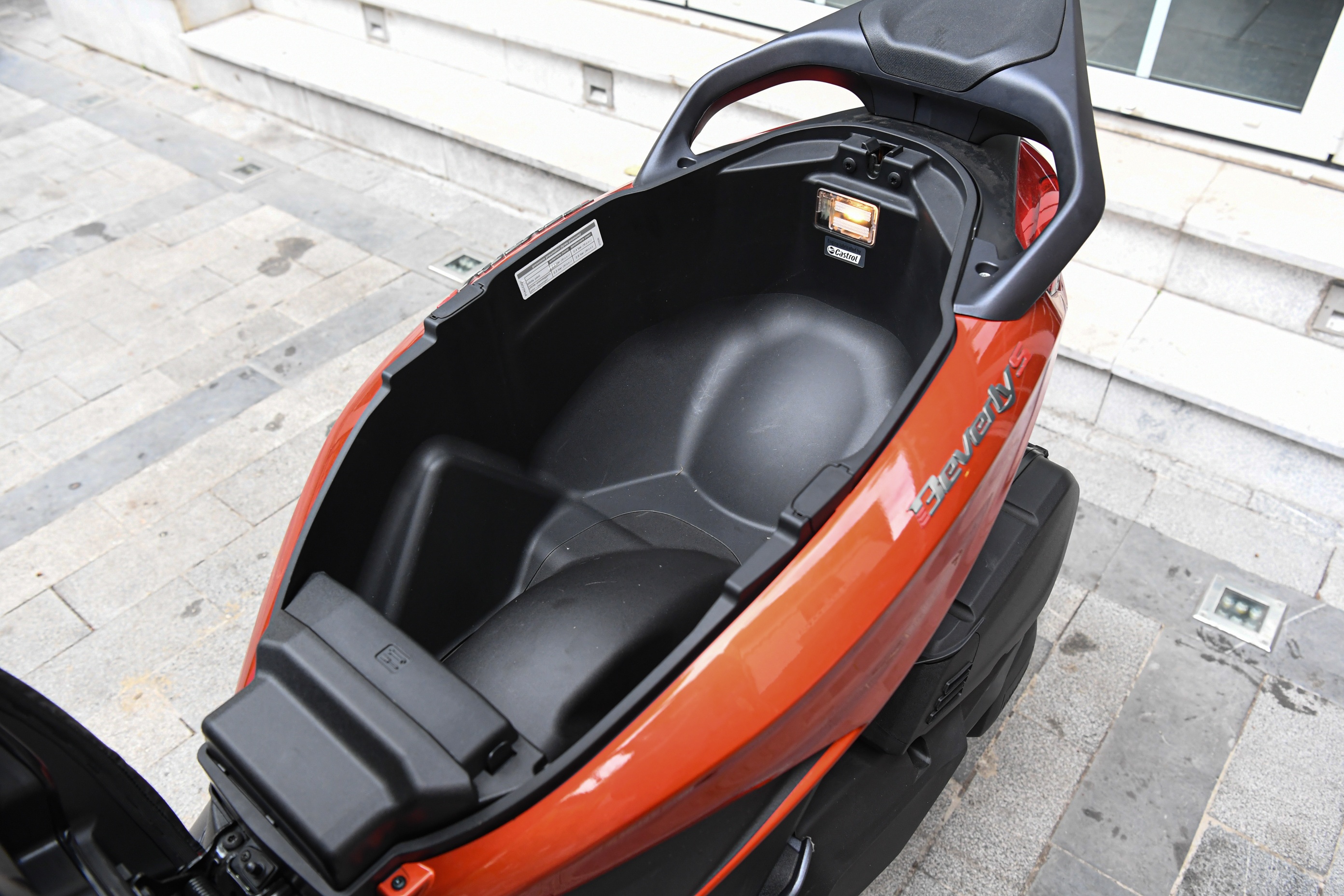 Piaggio Beverly doi thu SH350i anh 9