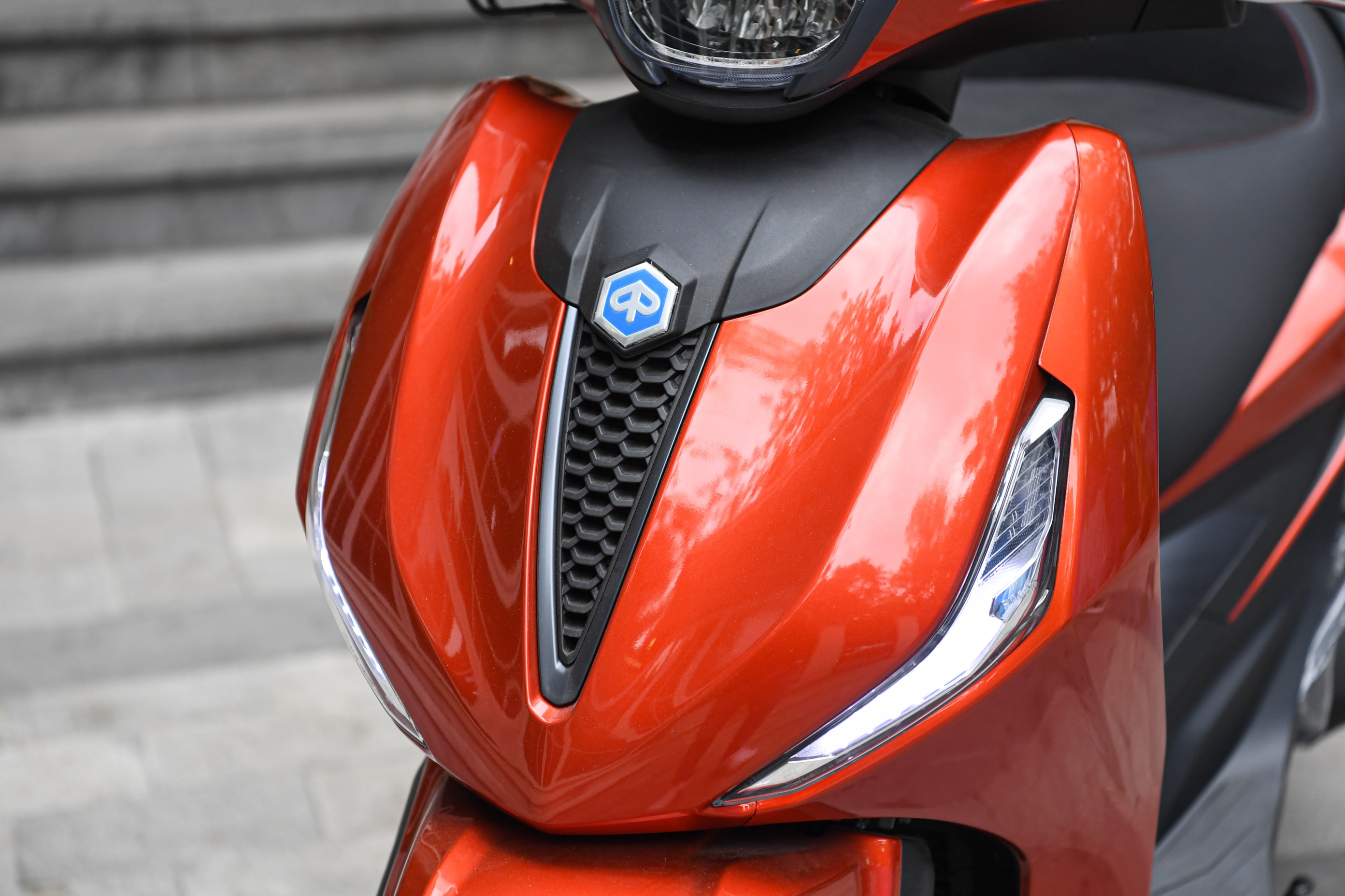 Piaggio Beverly doi thu SH350i anh 4