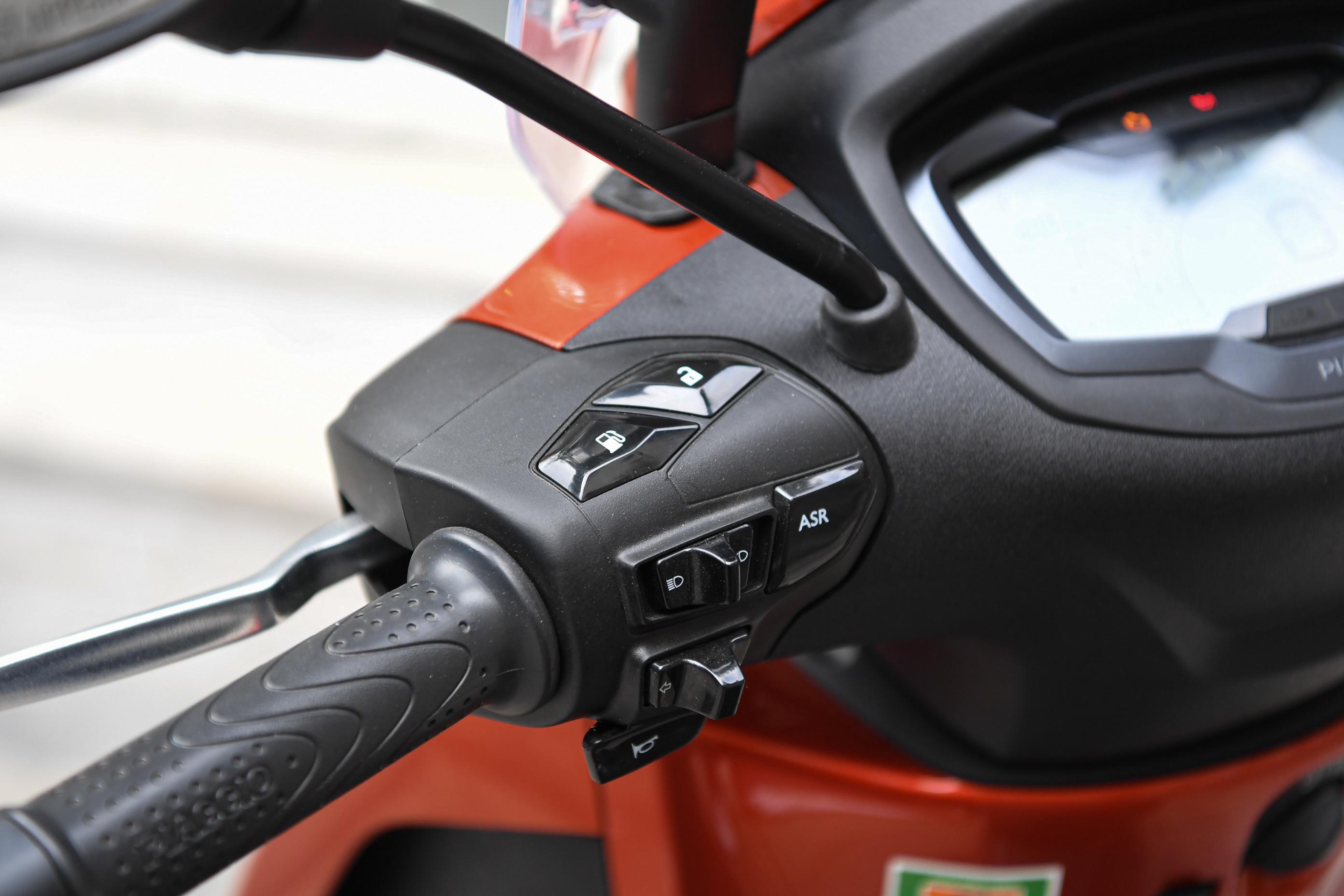 Piaggio Beverly doi thu SH350i anh 6