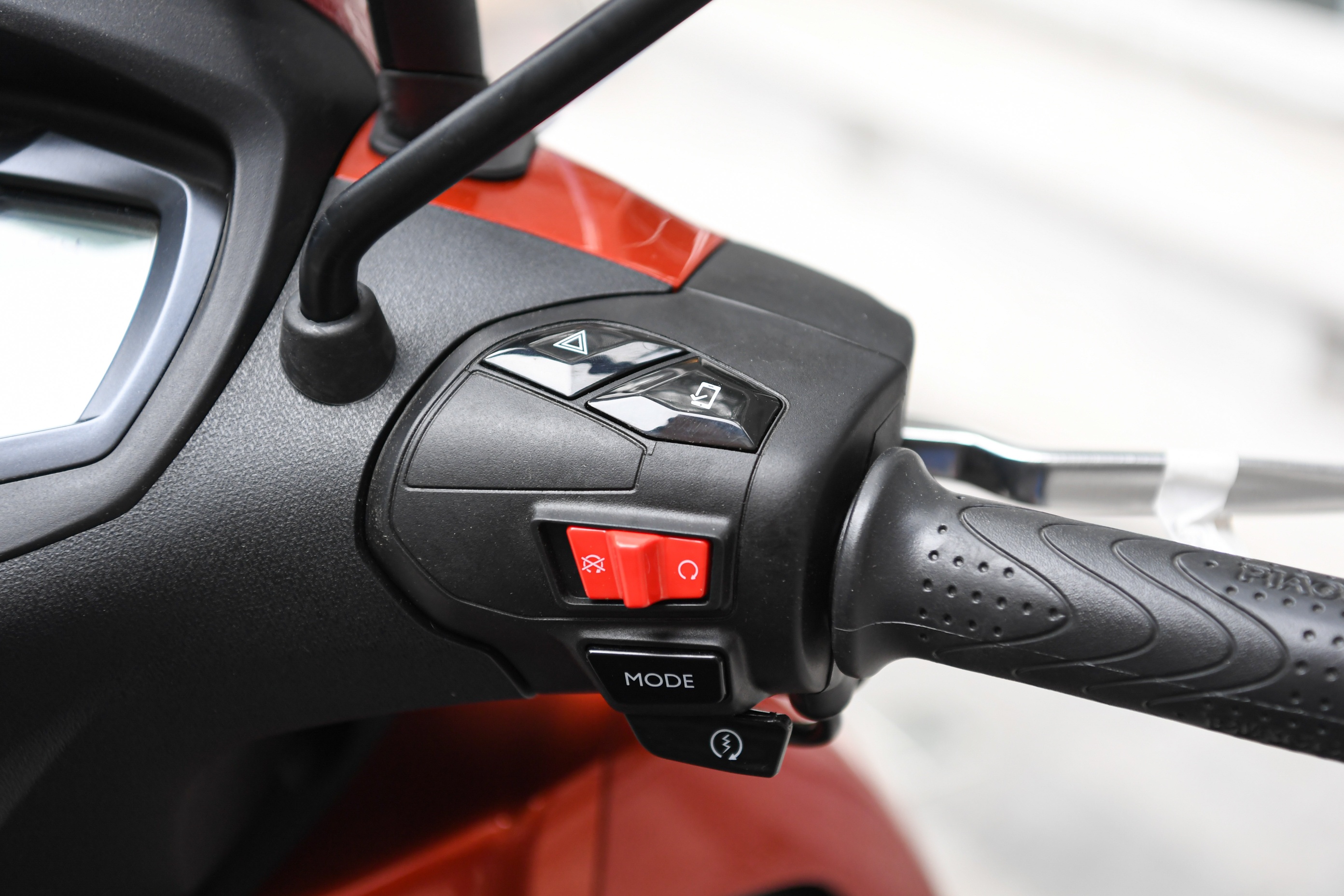 Piaggio Beverly doi thu SH350i anh 7