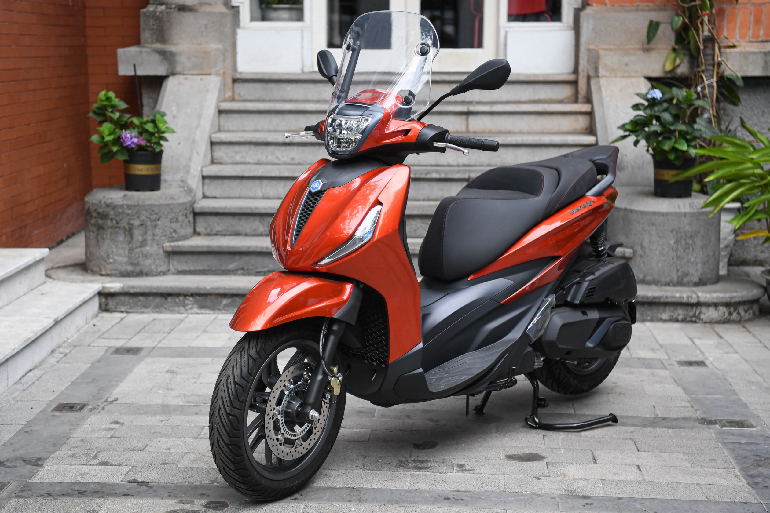 Piaggio Beverly doi thu SH350i anh 1