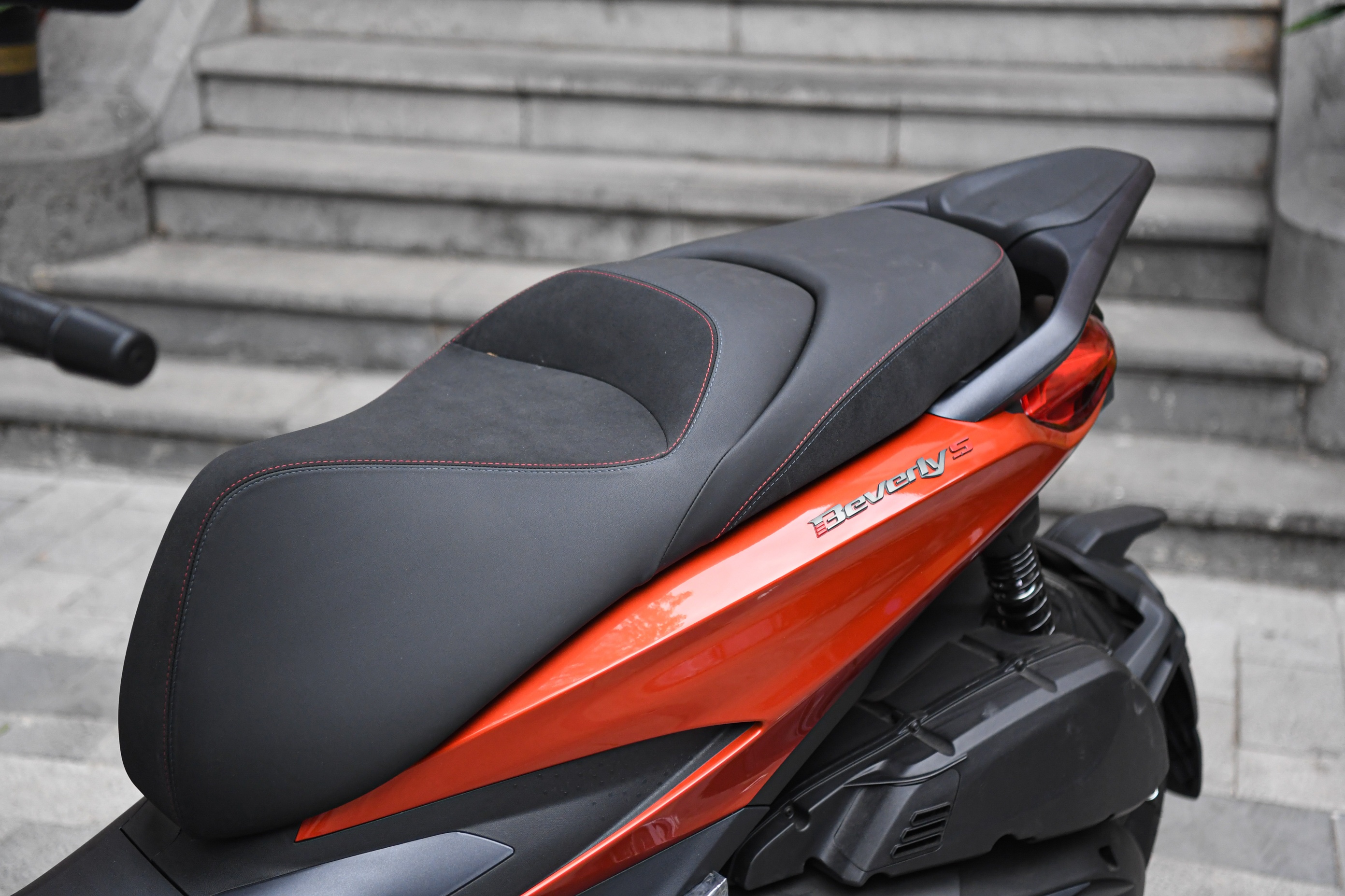 Piaggio Beverly doi thu SH350i anh 8