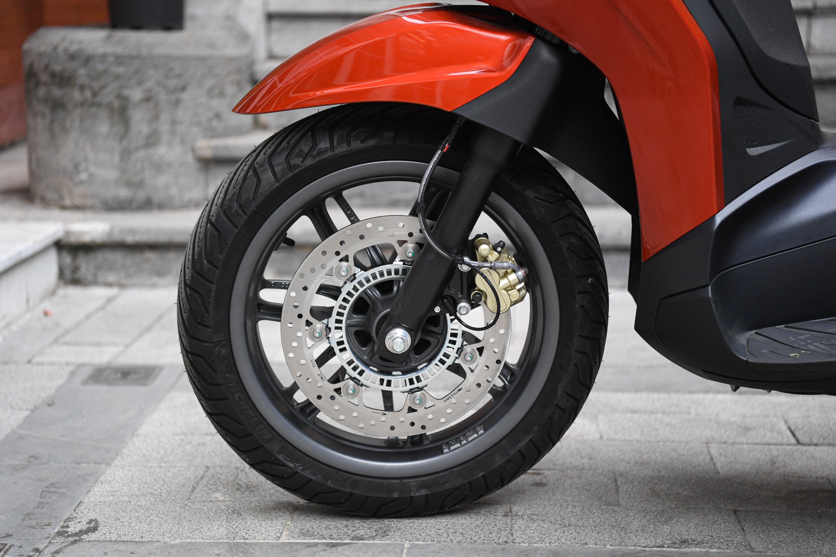 Piaggio Beverly doi thu SH350i anh 5