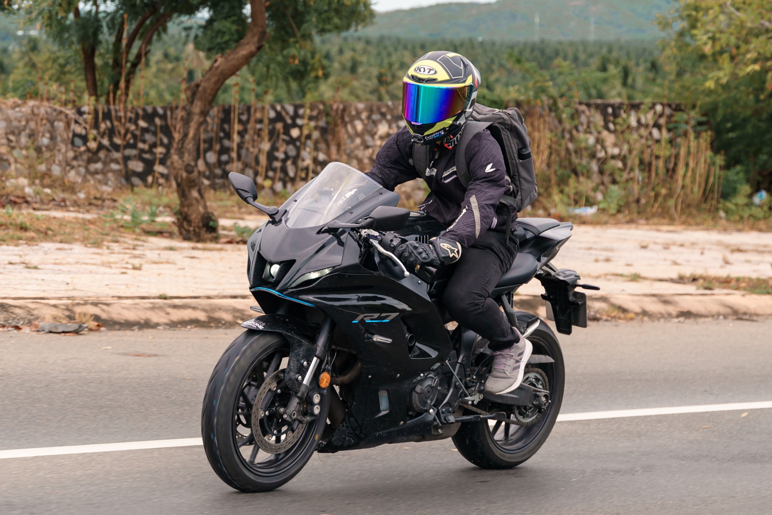 Trai nghiem Yamaha YZF-R7 anh 1