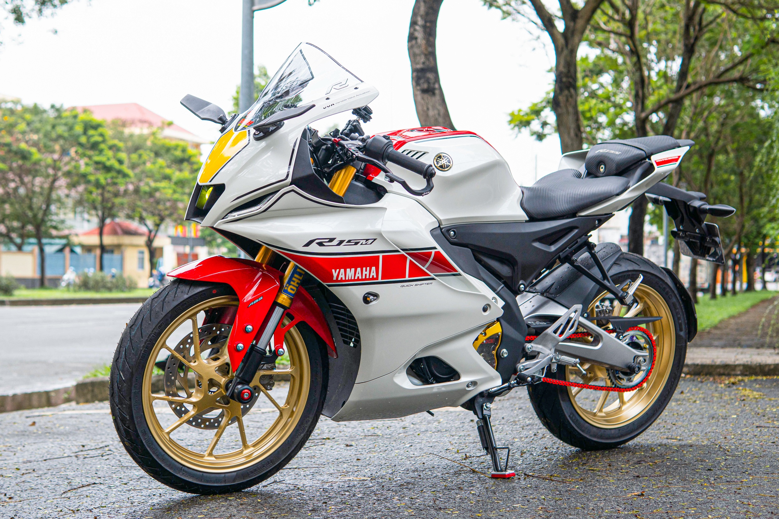 Yamaha YZF-R15M voi goi nang cap la mat hinh anh