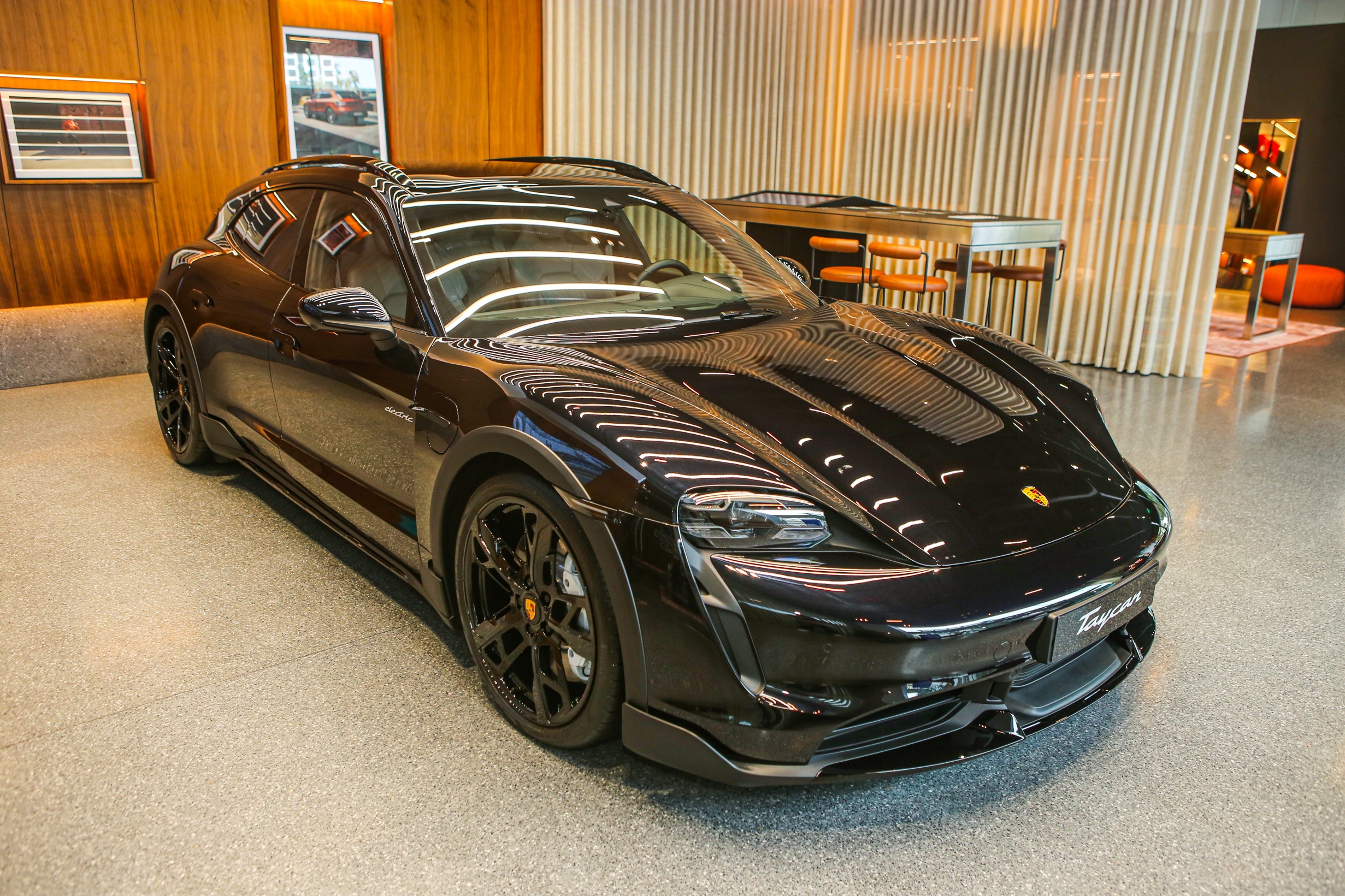 Porsche Taycan do 1, 7 ty anh 1