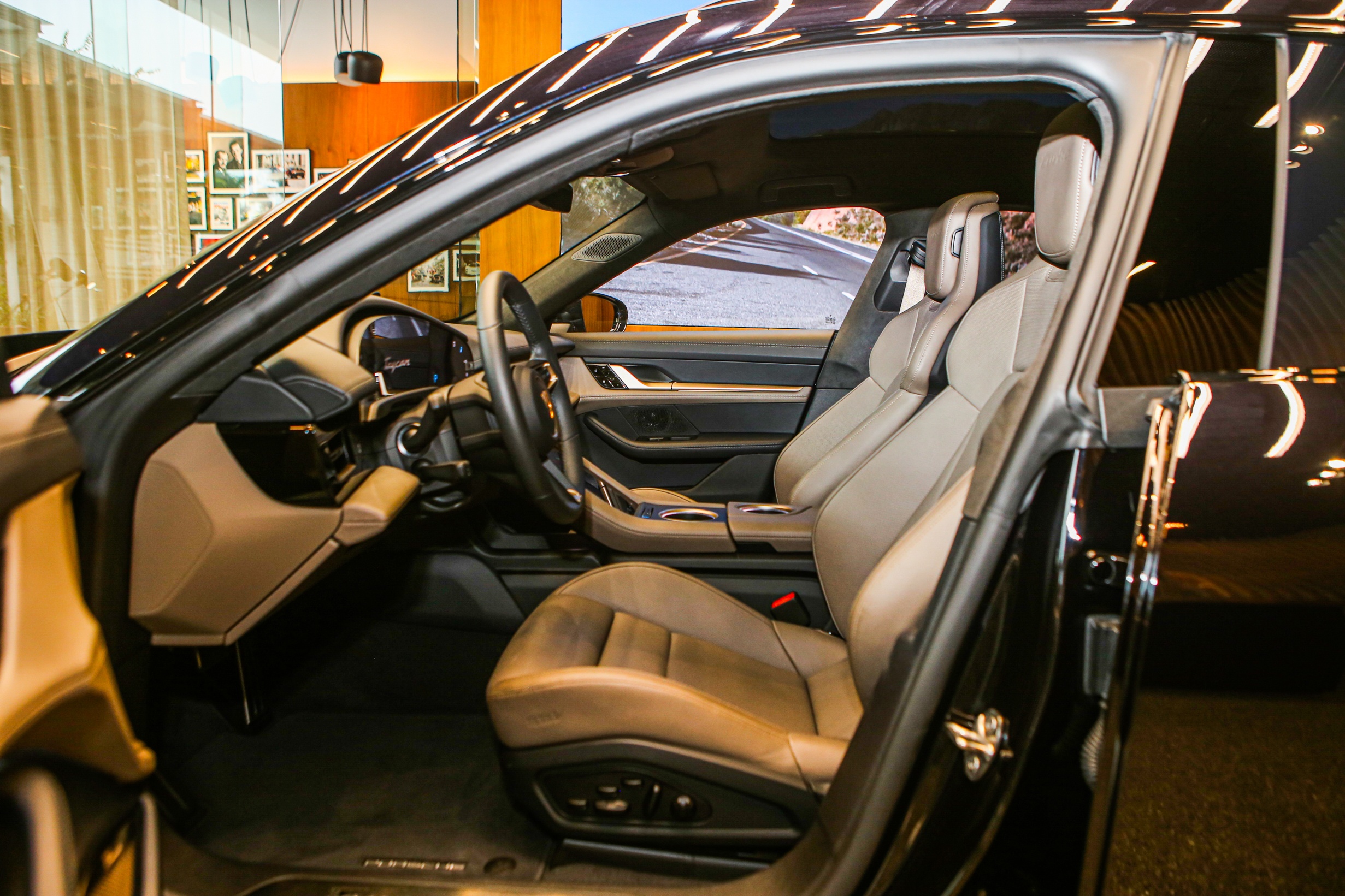 Porsche Taycan do 1, 7 ty anh 7