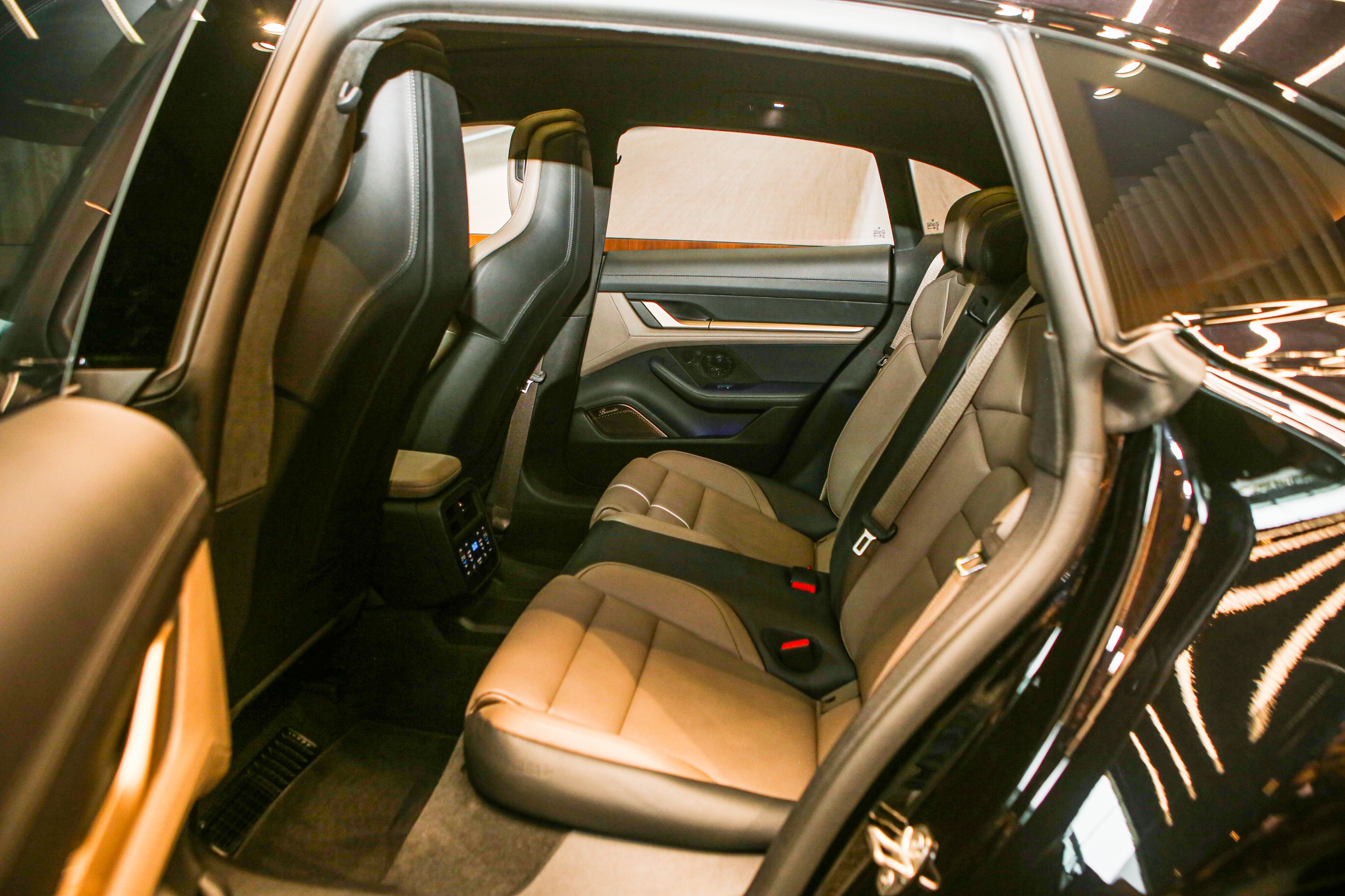 Porsche Taycan do 1, 7 ty anh 8