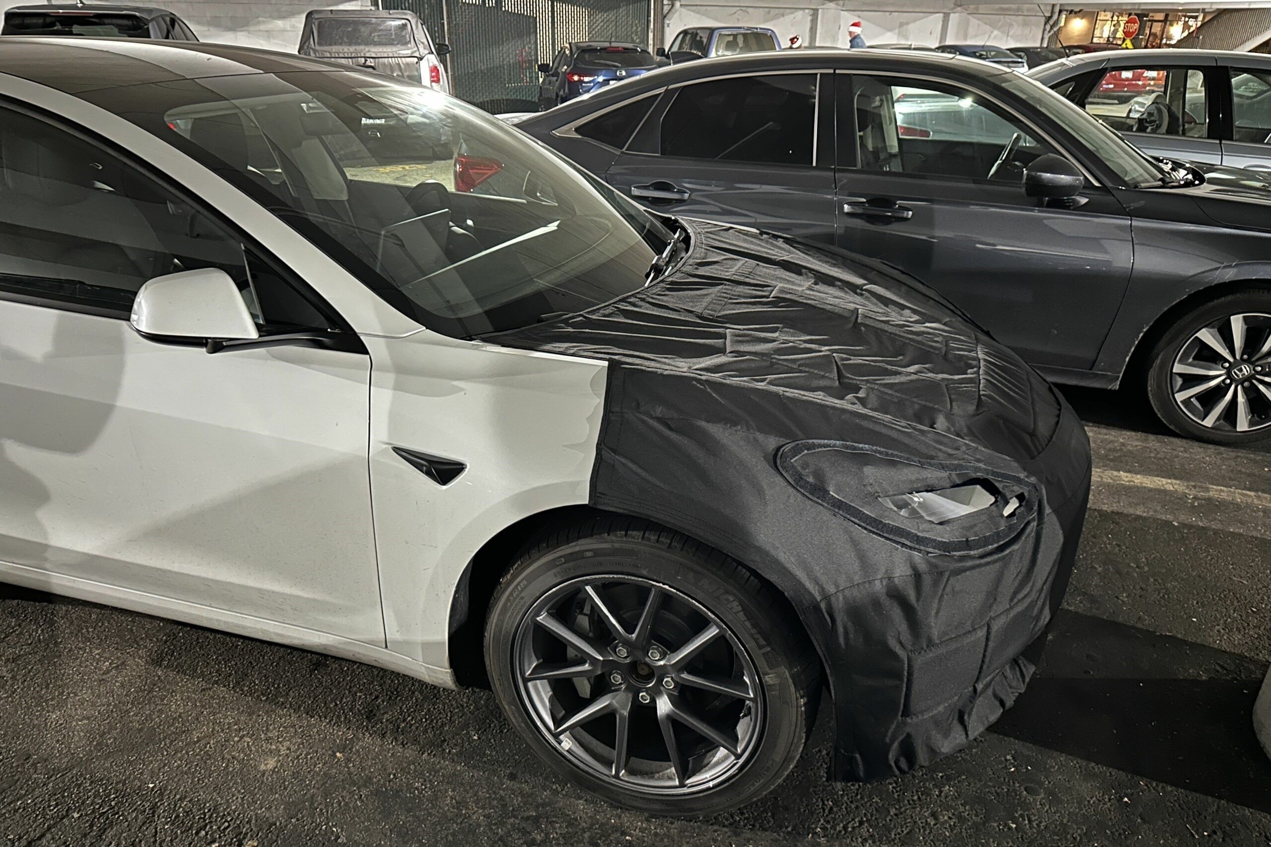 Xe dien Tesla Model 3 phien ban moi lan banh tren duong hinh anh