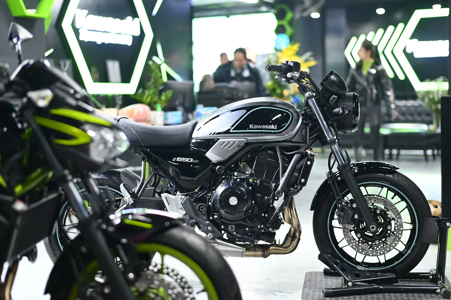 Can canh Kawasaki Z650RS anh 1