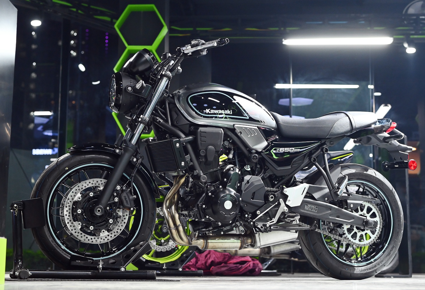 Can canh Kawasaki Z650RS anh 2