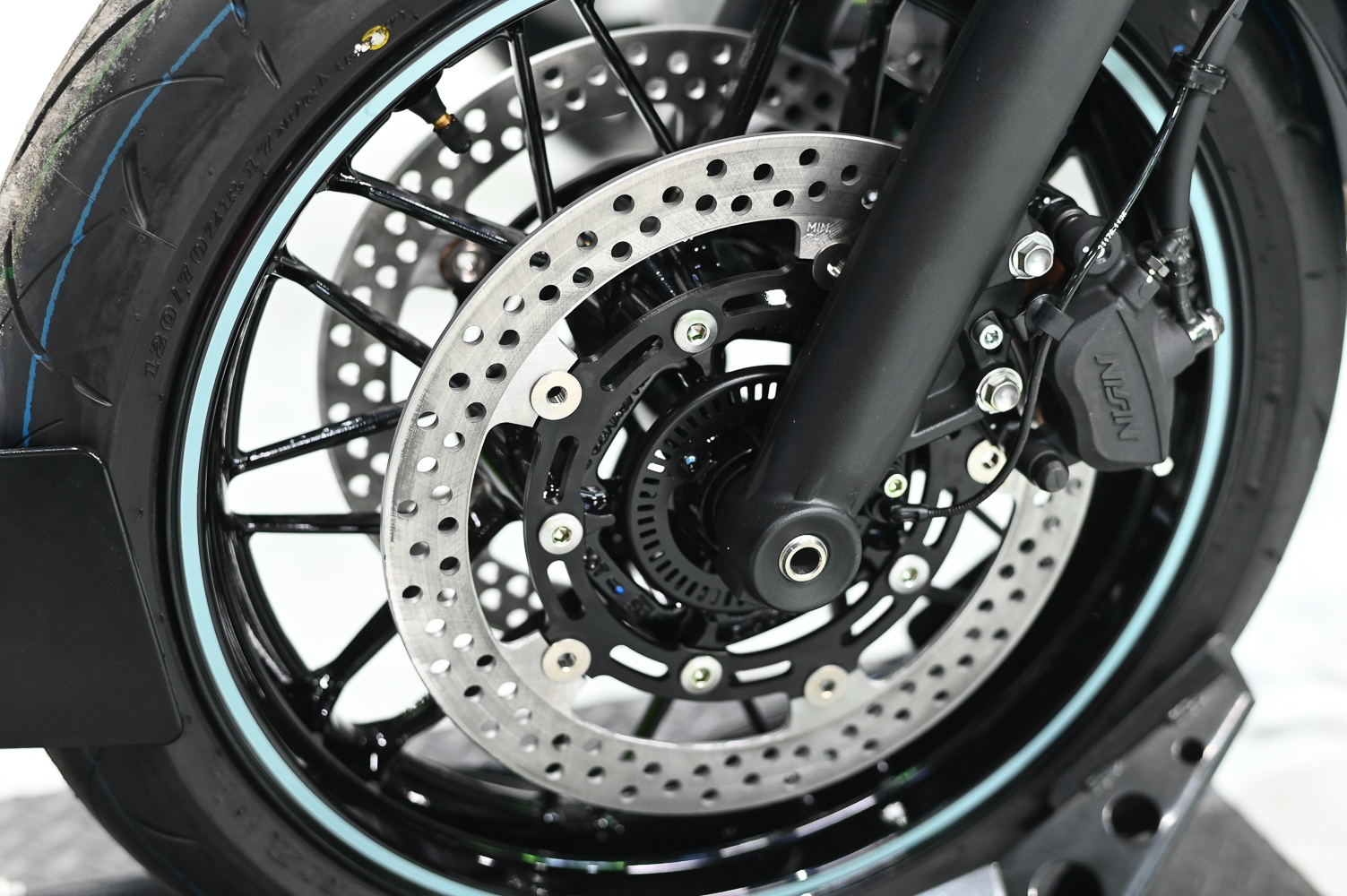 Can canh Kawasaki Z650RS anh 4