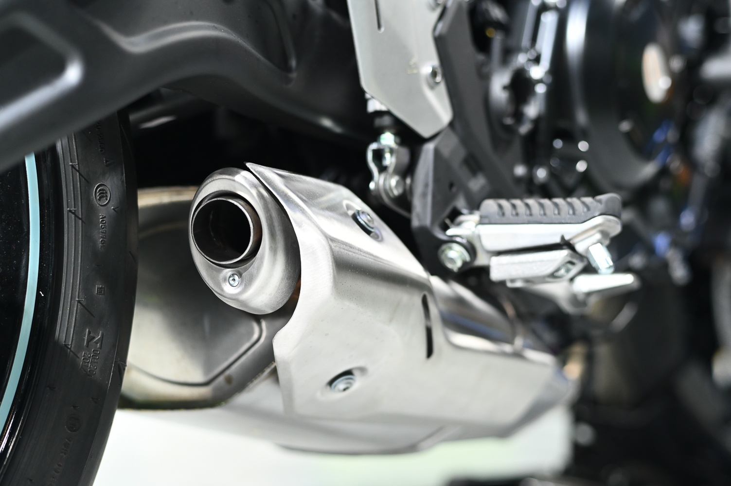 Can canh Kawasaki Z650RS anh 11