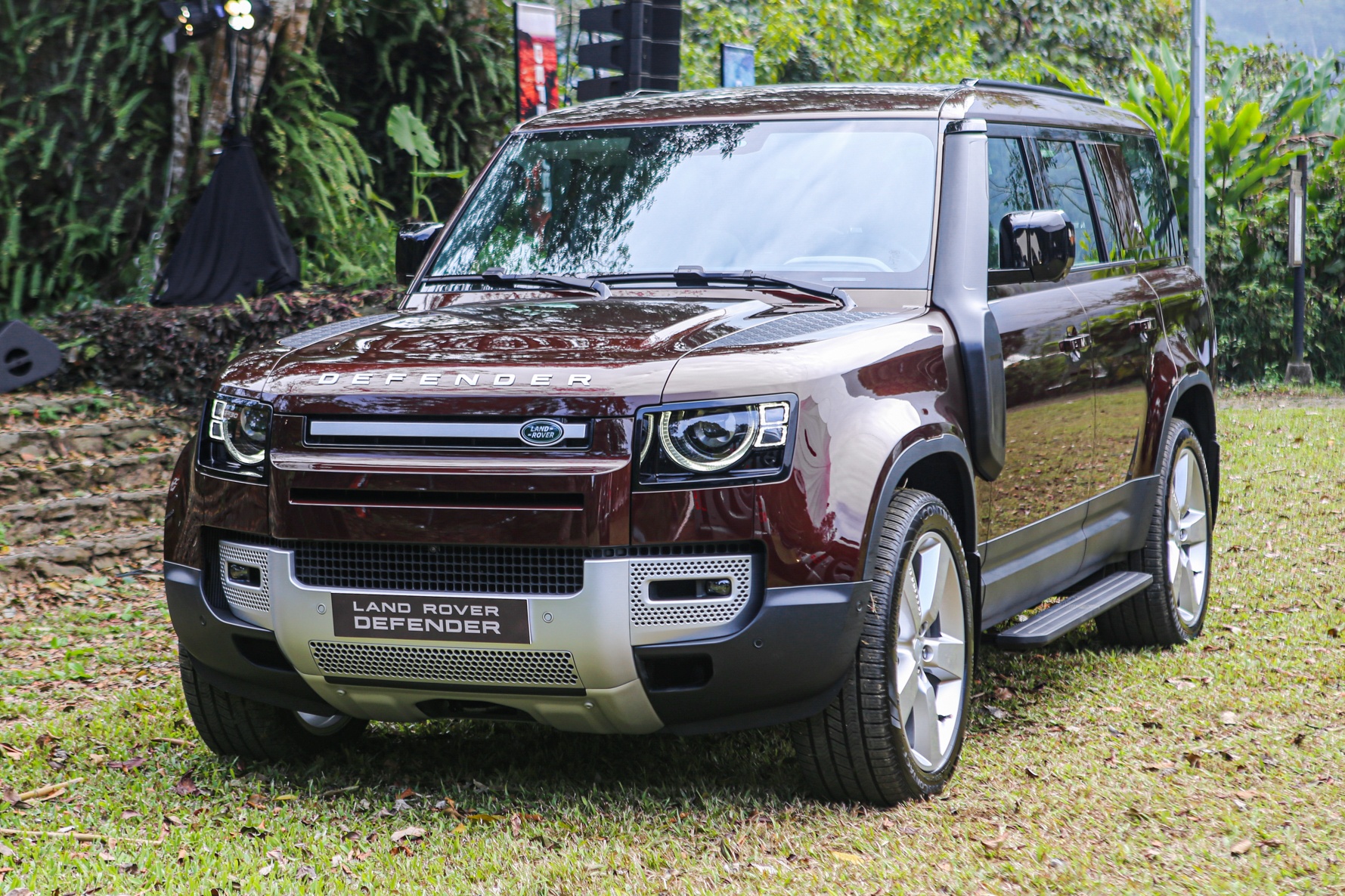Land Rover Defender 130 anh 1