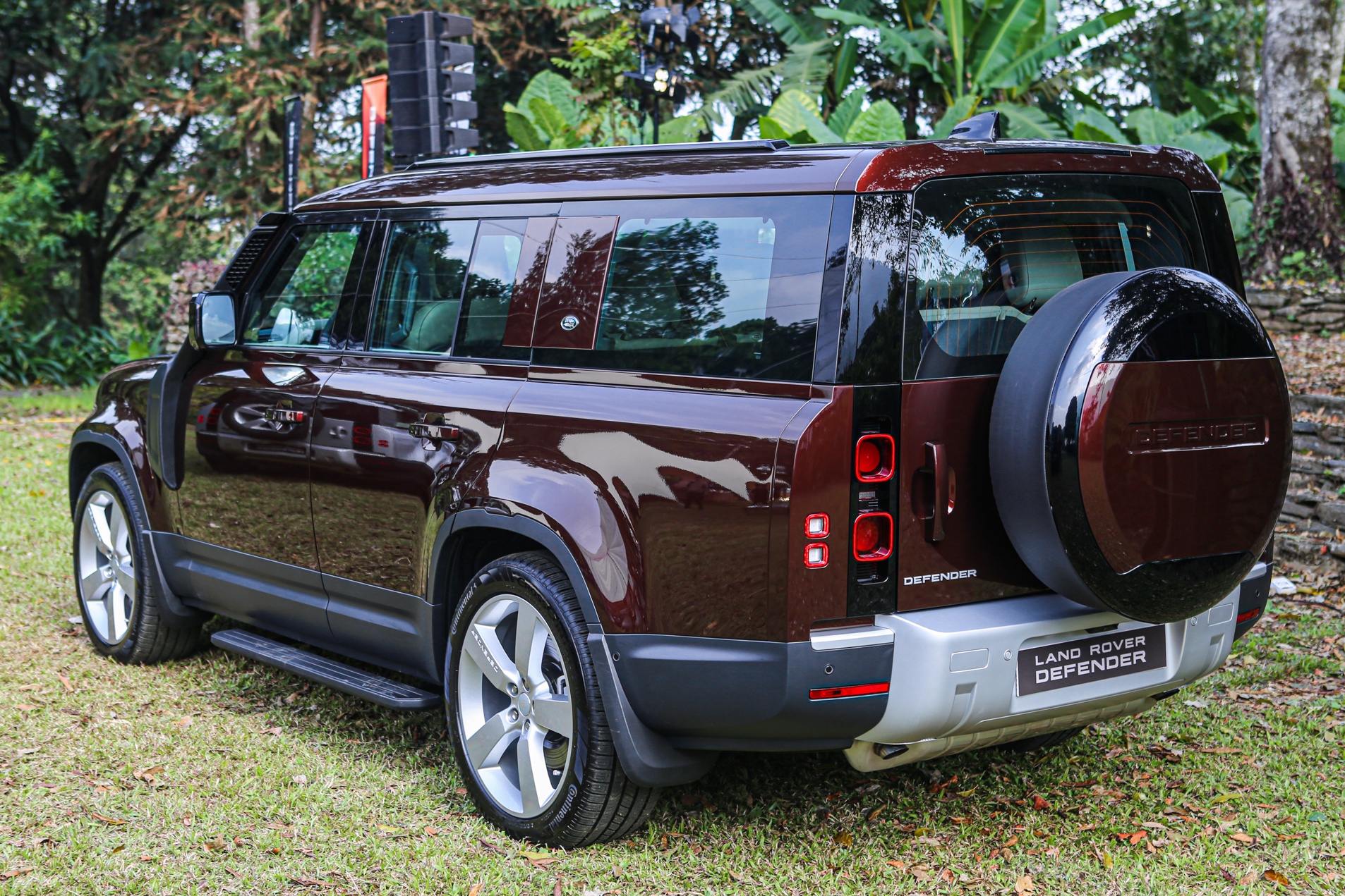 Land Rover Defender 130 anh 11