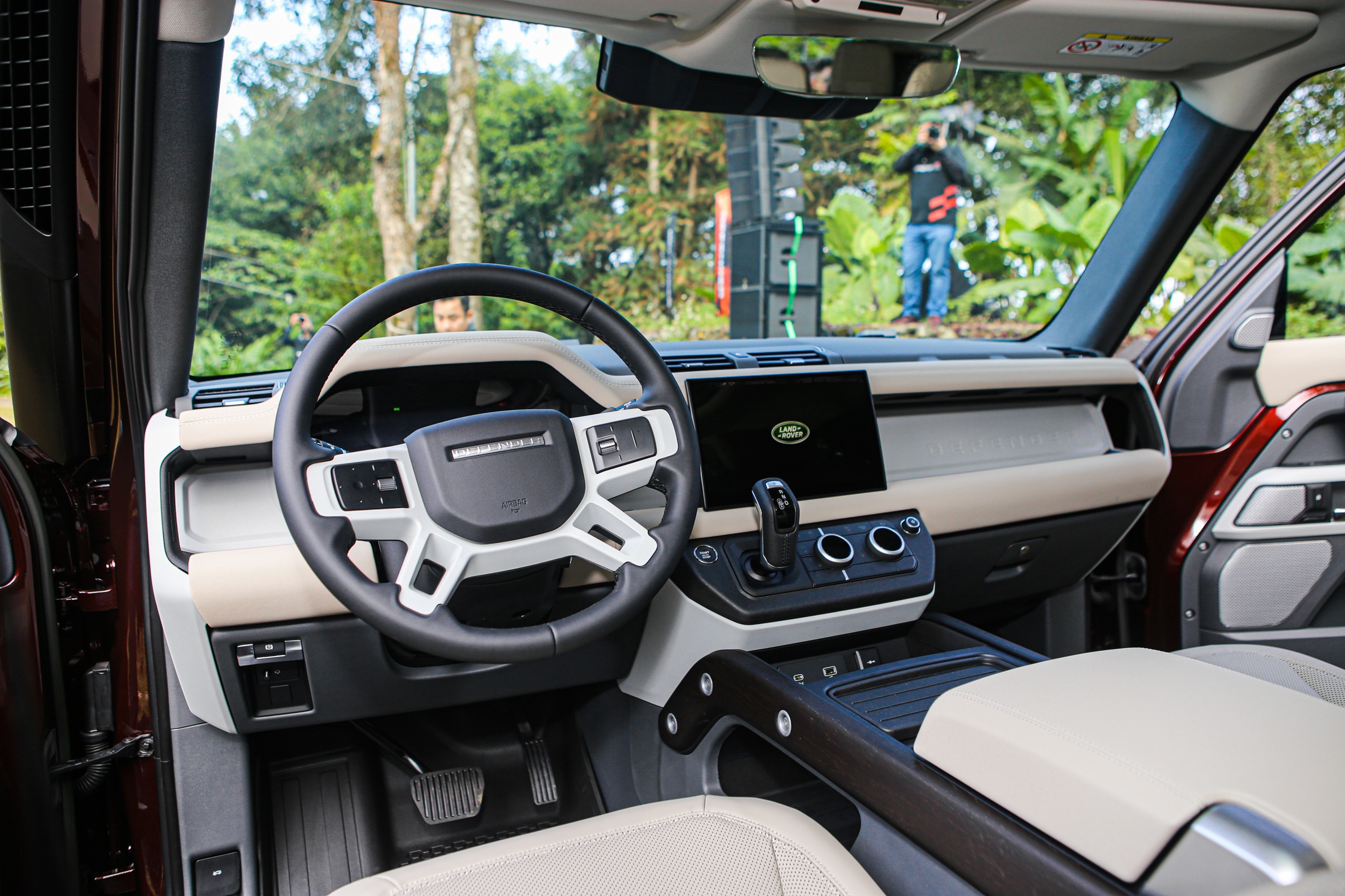 Land Rover Defender 130 anh 6