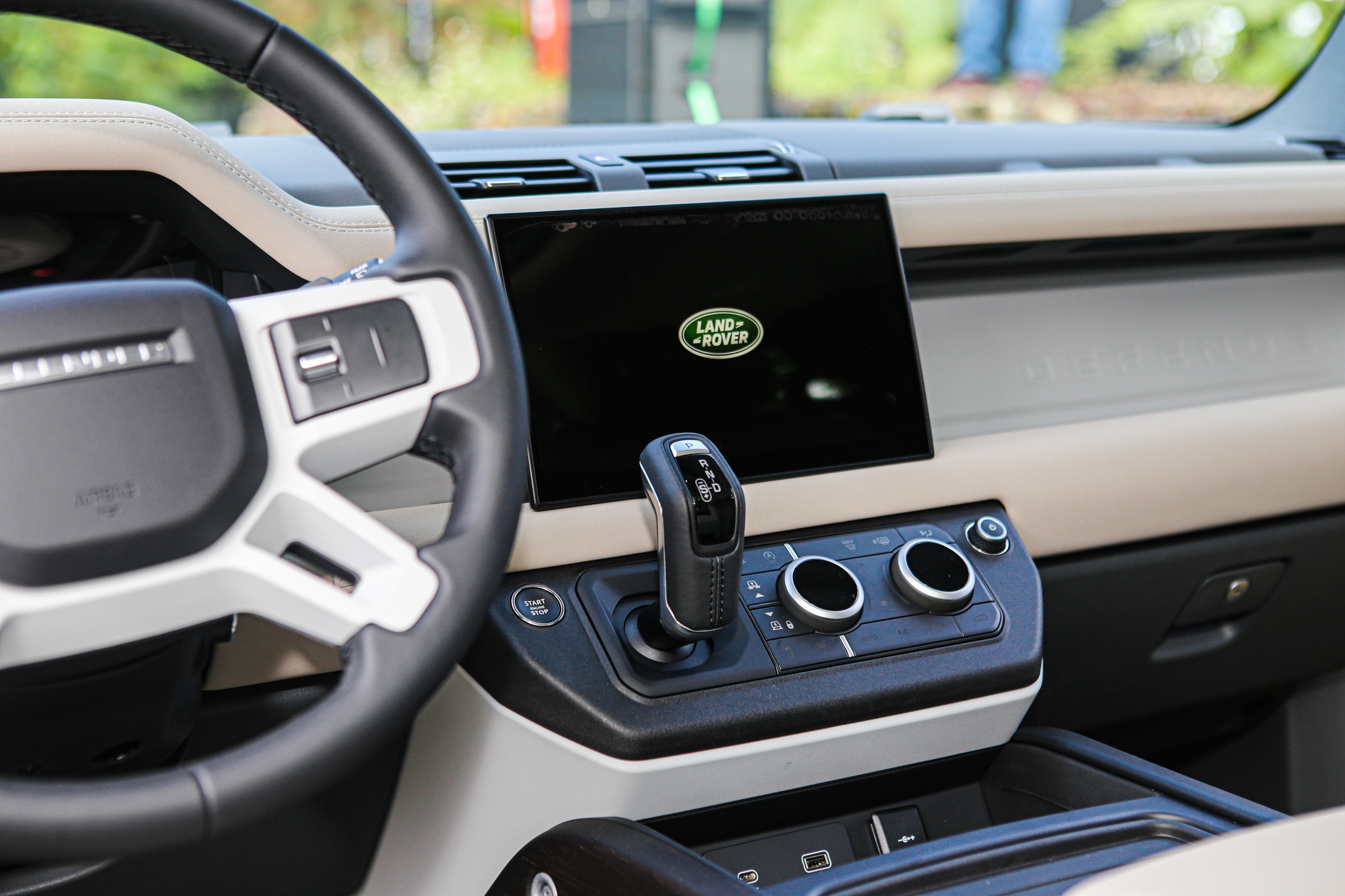 Land Rover Defender 130 anh 7