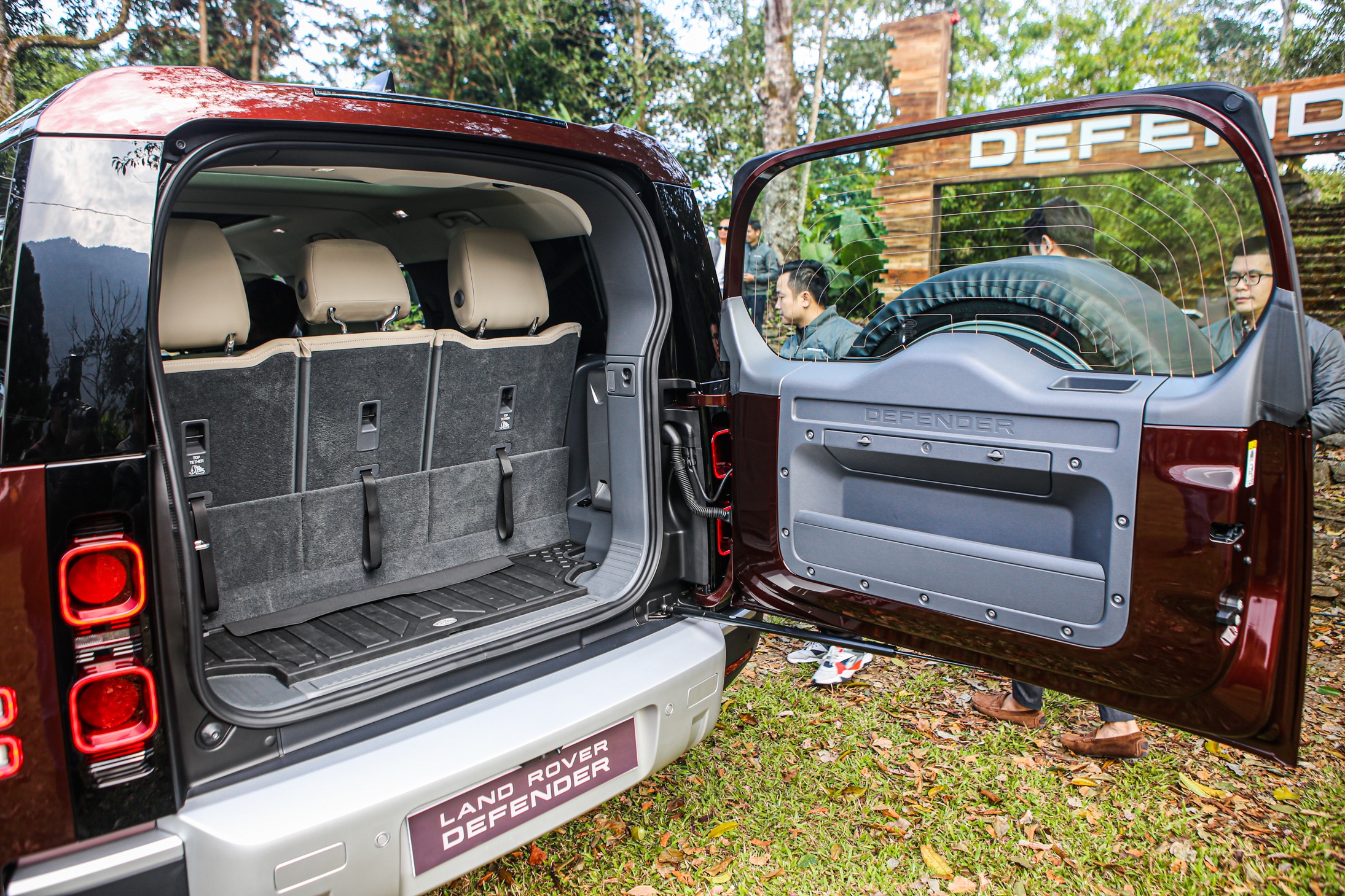 Land Rover Defender 130 anh 9