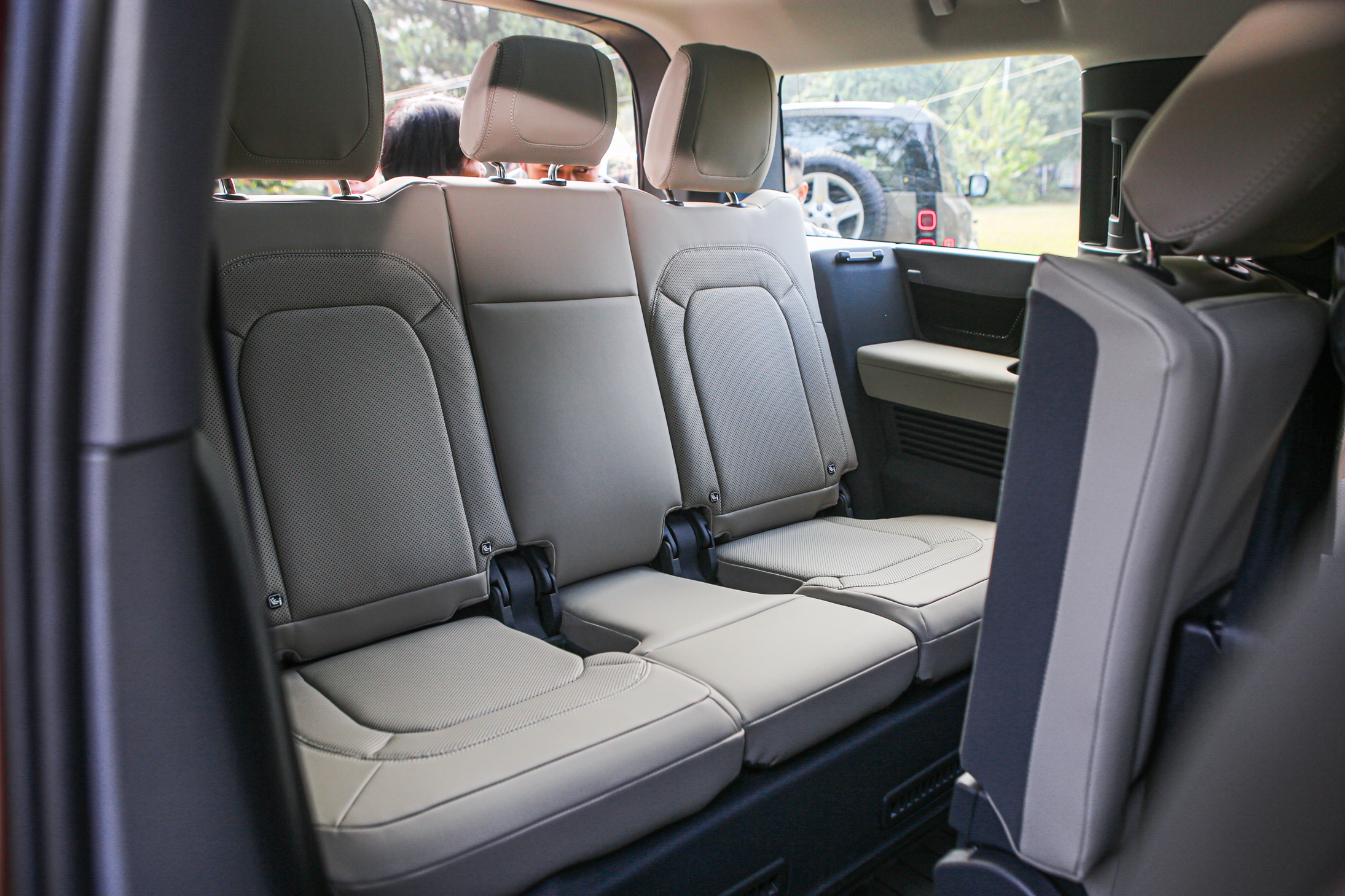 Land Rover Defender 130 anh 8