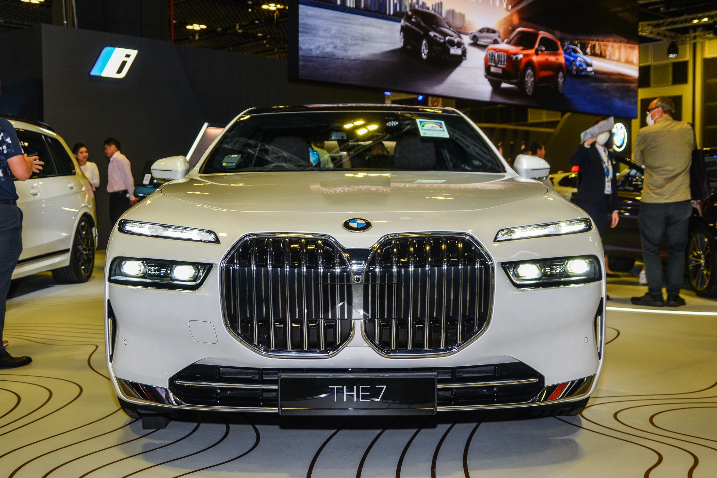 Can canh BMW 7-Series G70 anh 2