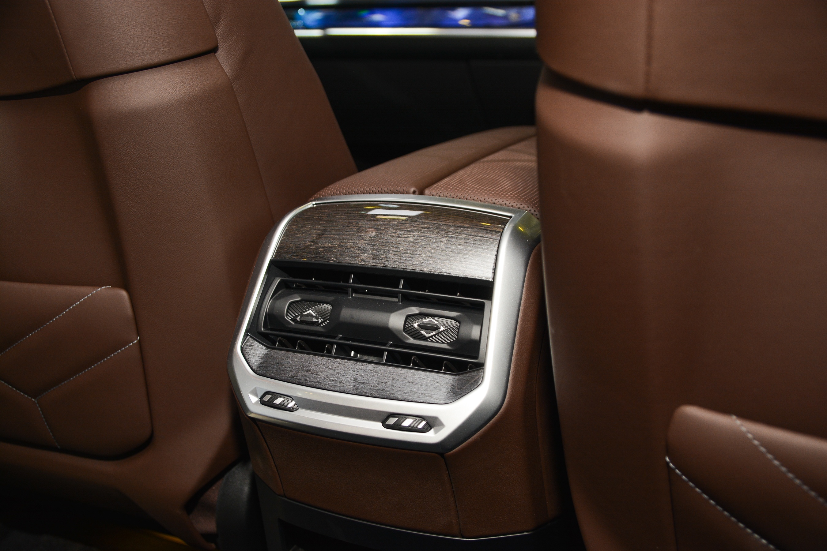 Can canh BMW 7-Series G70 anh 13