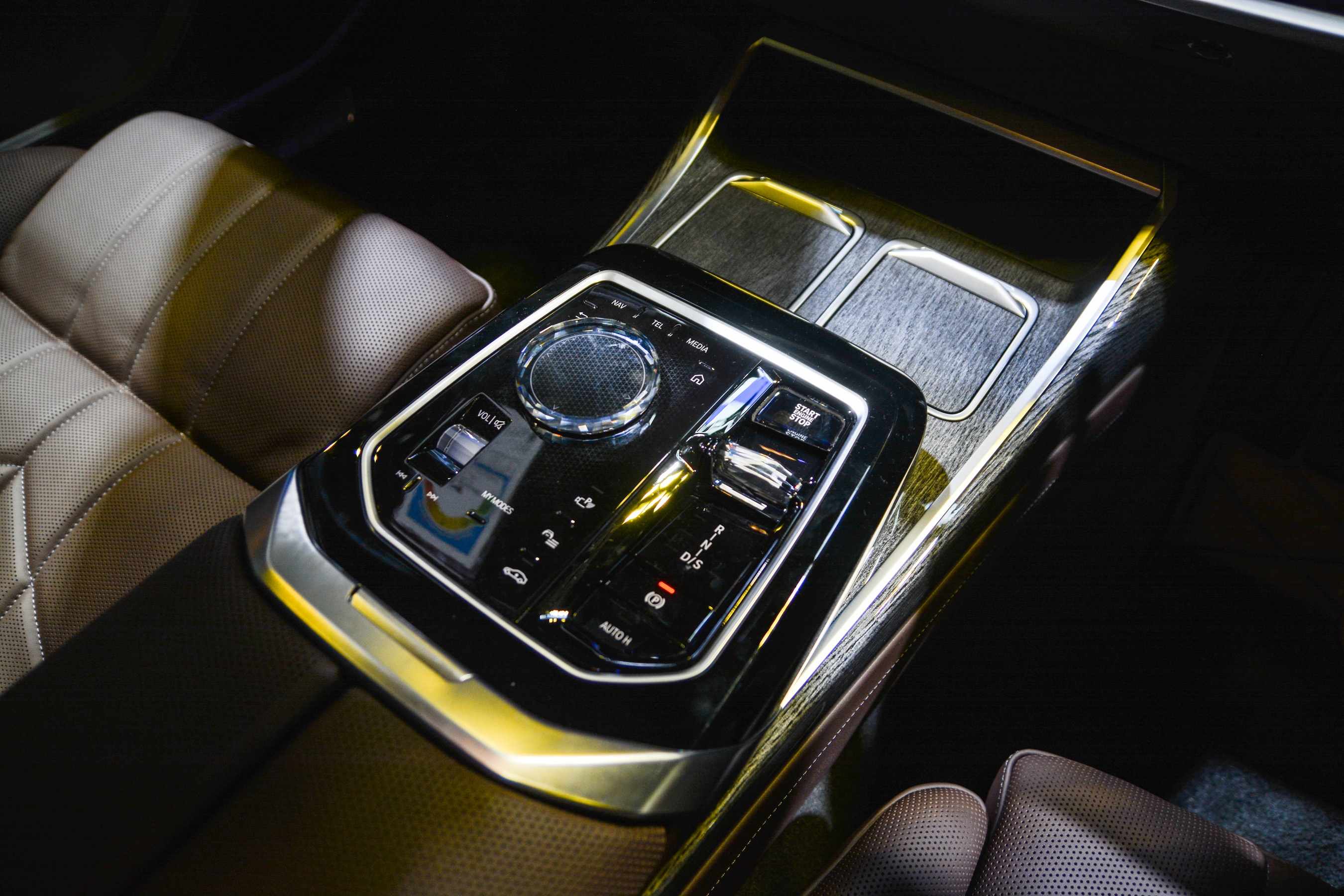 Can canh BMW 7-Series G70 anh 10