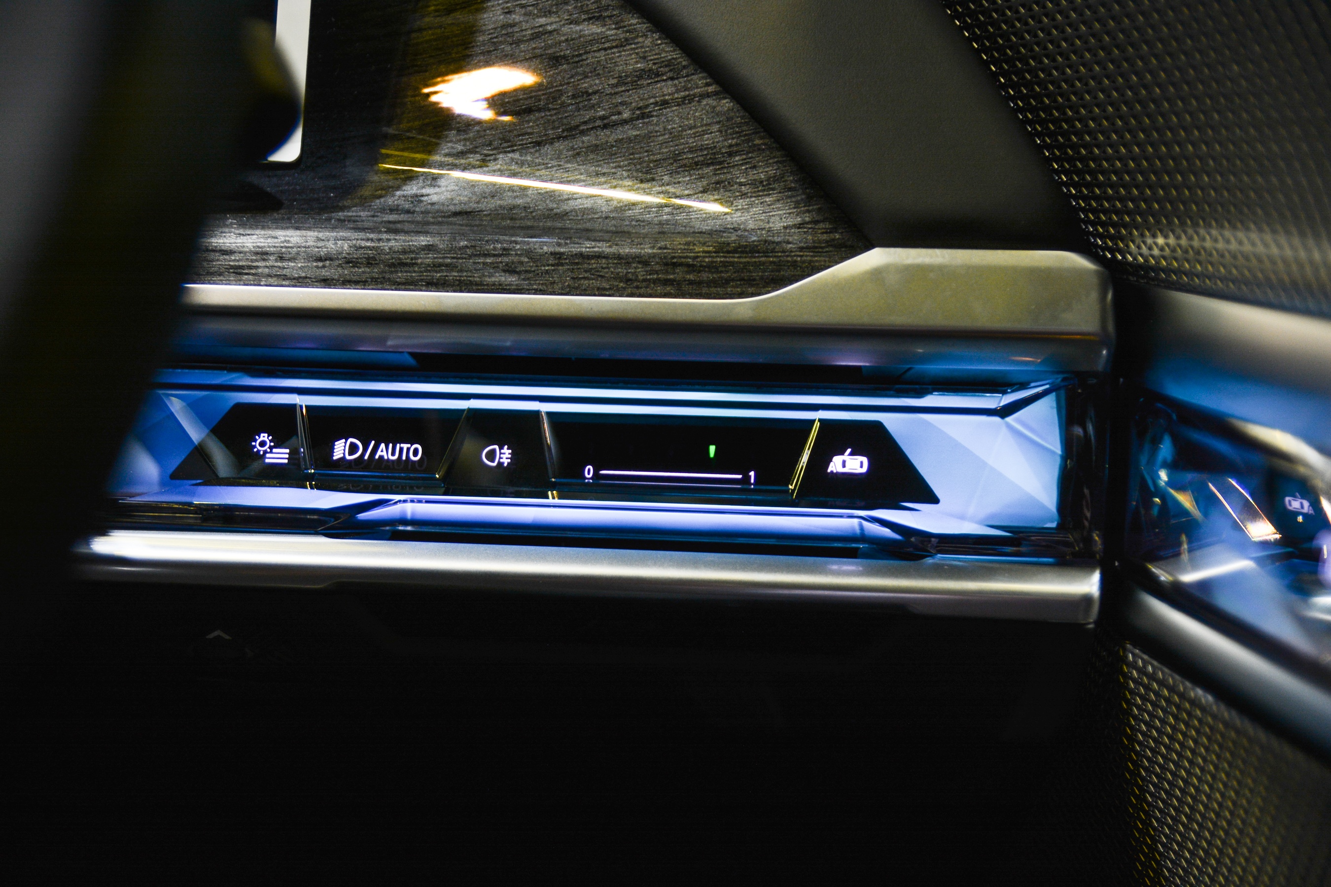 Can canh BMW 7-Series G70 anh 12